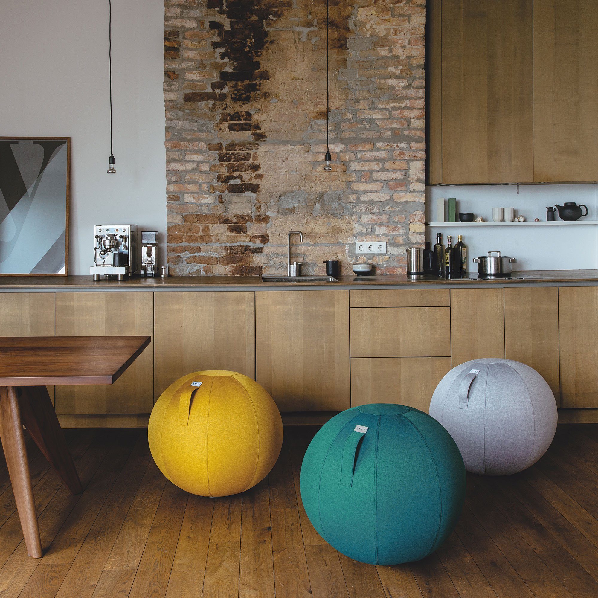 VLUV Sitzball BOL LEIV Stoff-Sitzball, ergonomisches Sitzmöbel für Büro und Zuhause, Farbe: Stone (beige), Ø 60cm - 65cm, Möbelbezugsstoff, robust und formstabil, mit Tragegriff