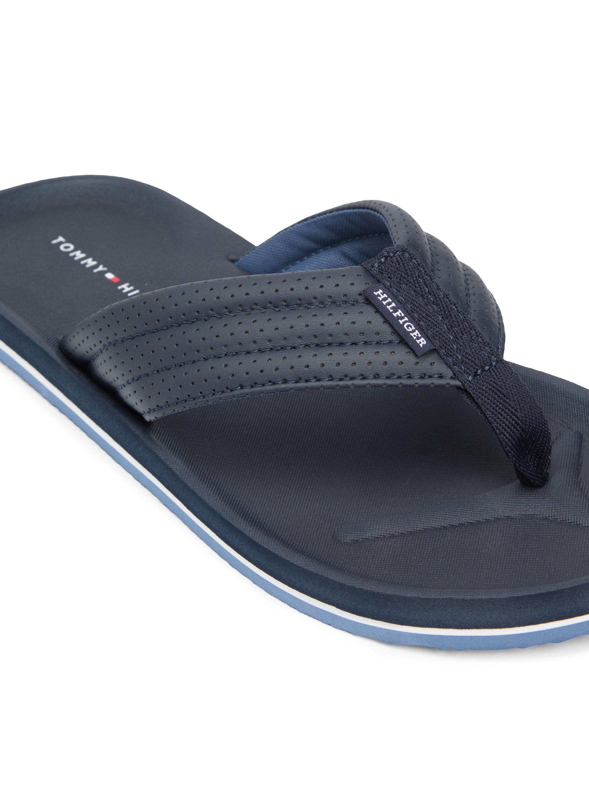 Tommy Hilfiger COMFORT PADDED PERF BEACH SANDAL Zehentrenner Sommerschuh, Strandschuh mit modischer Ziersteppung