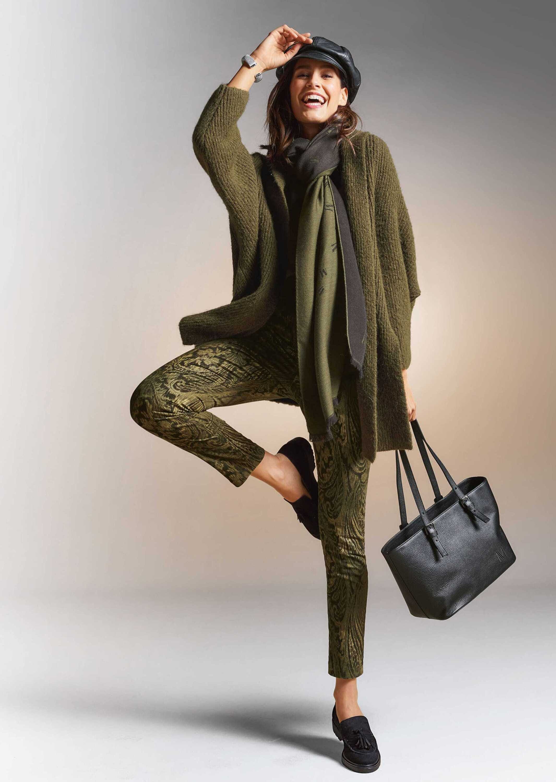 MADELEINE Strickjacke Oversized Cardigan mit Stehkragen Modernes Unidesign mit Stehkragen für stilvolle Akzente
