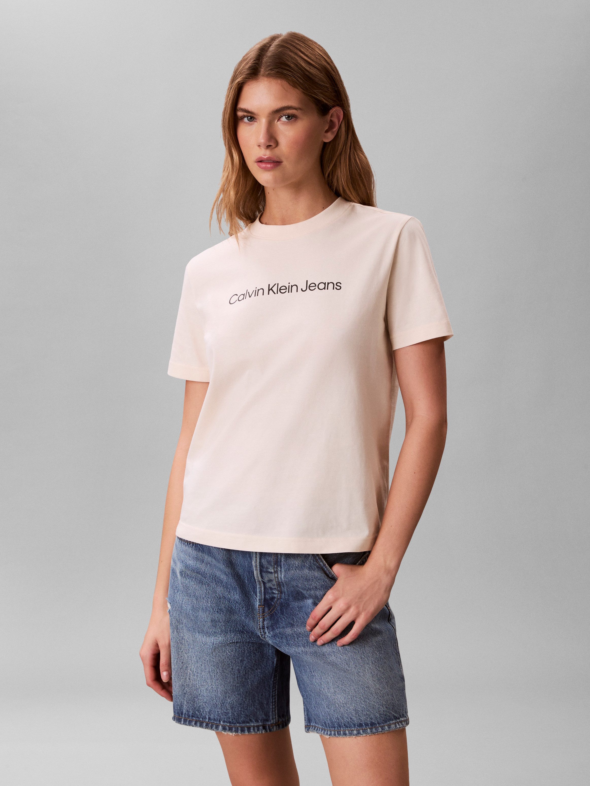 Calvin Klein Jeans T-Shirt mit Logoschriftzug – Bild 2 von 5