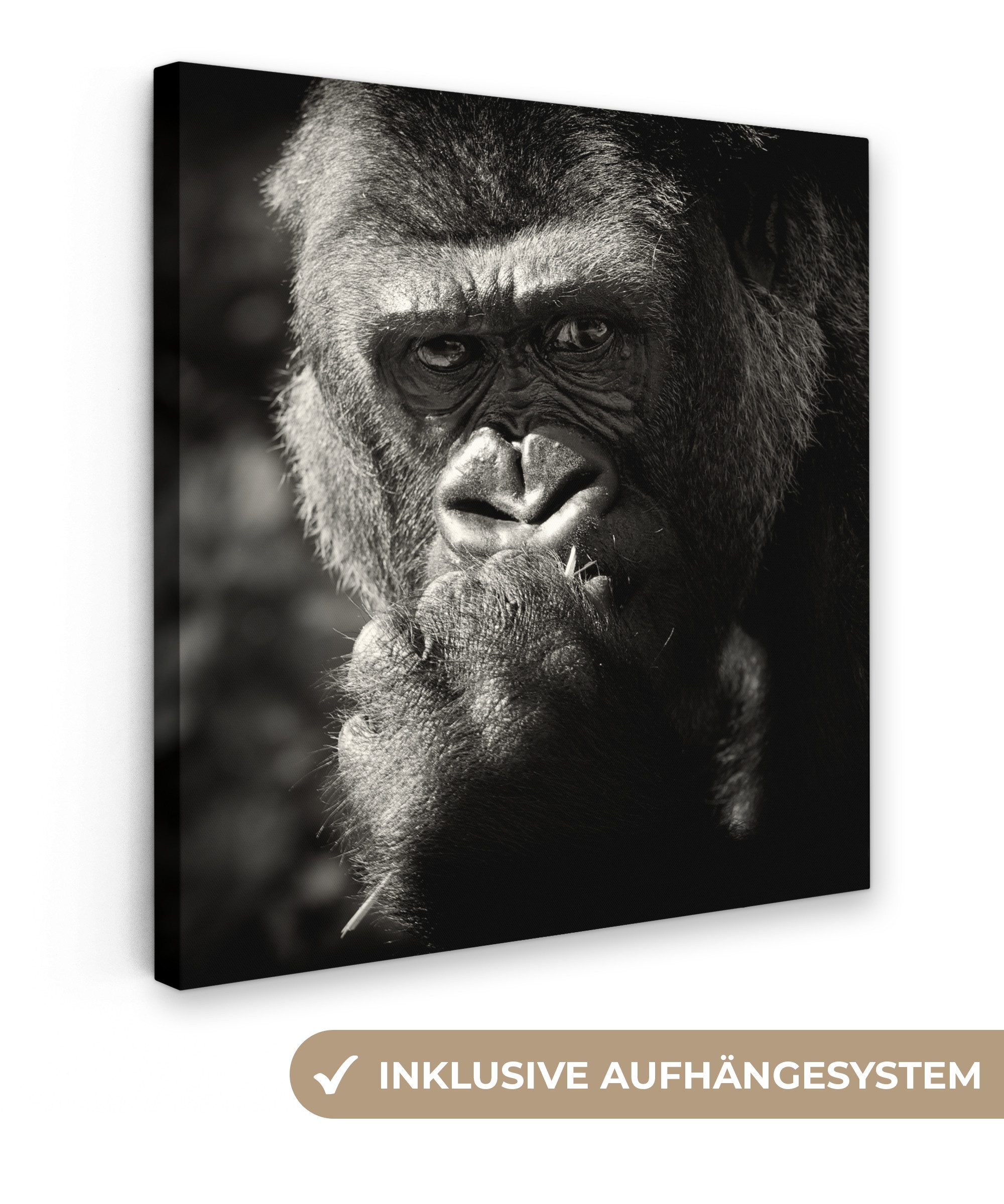 OneMillionCanvasses® Leinwandbild Gorilla auf schwarzem Hintergrund in Schwarz und Weiß, Fotodruck (1 St), Wandbild, Deko Schlafzimmer Wohnzimmer Flur 20x20 cm