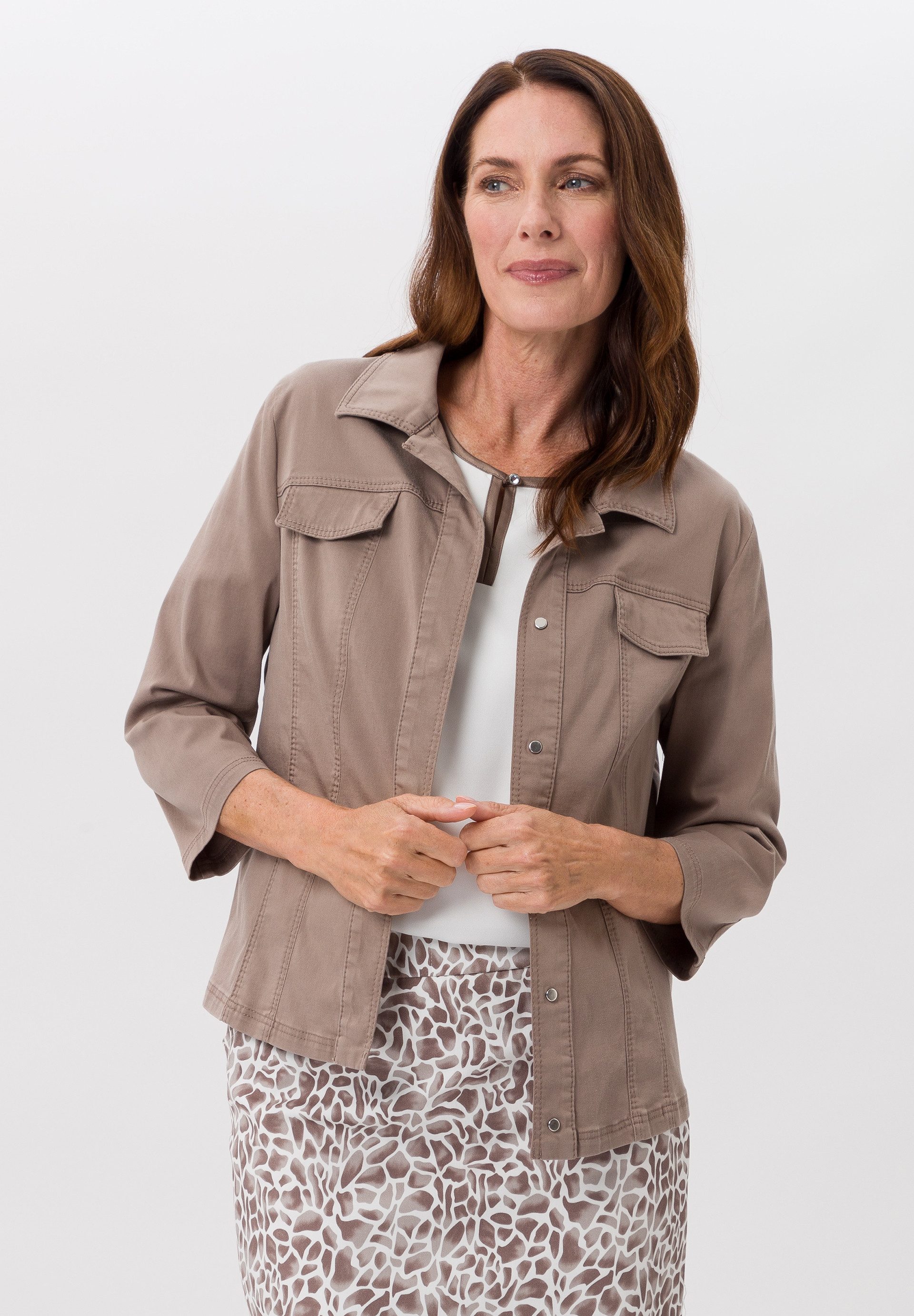 Kurzjacke mit verdeckten Druckkknöpfen