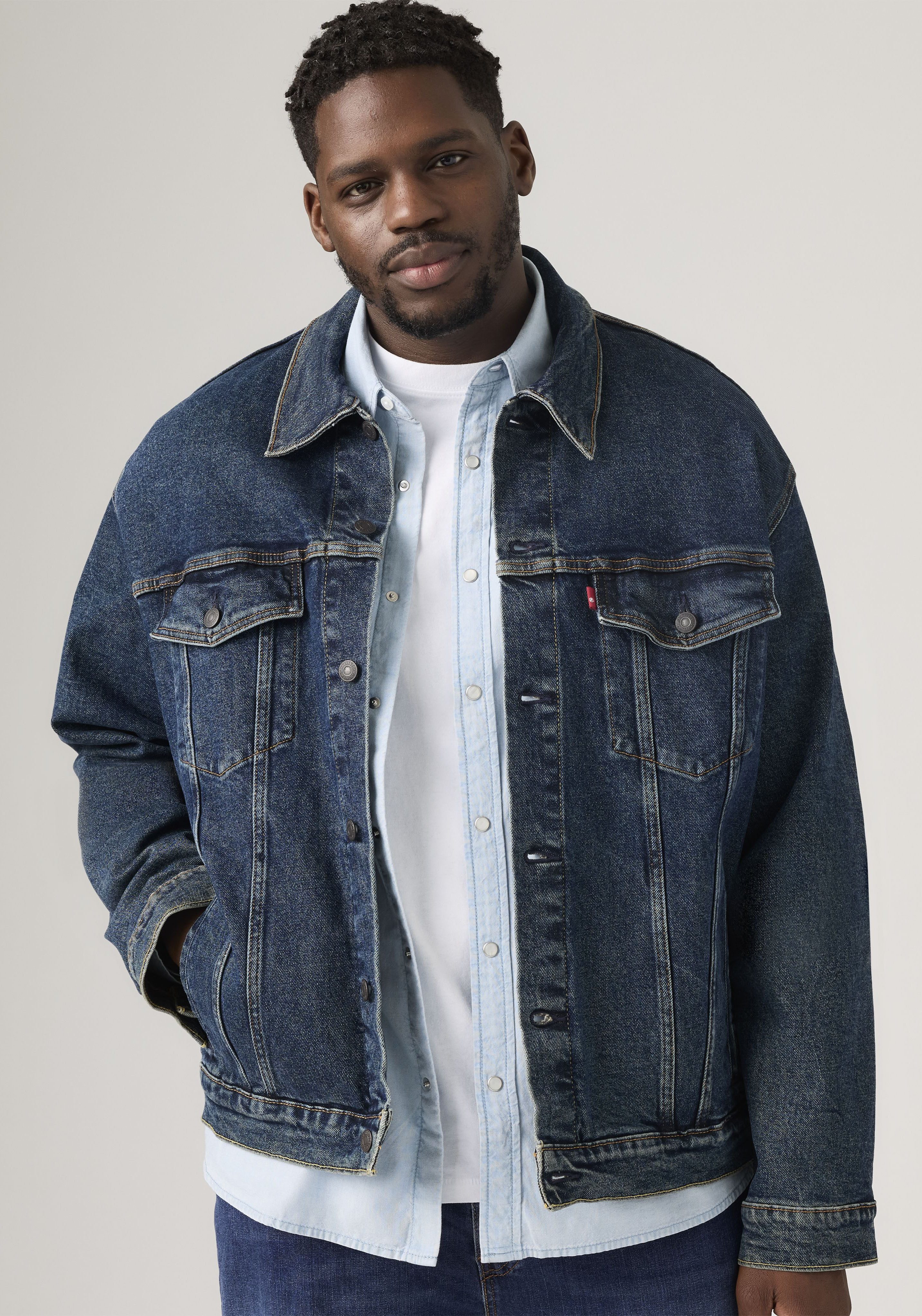 Levi's® Plus Jeansjacke BIG TRUCKER mit Knopfleiste und Brusttaschen