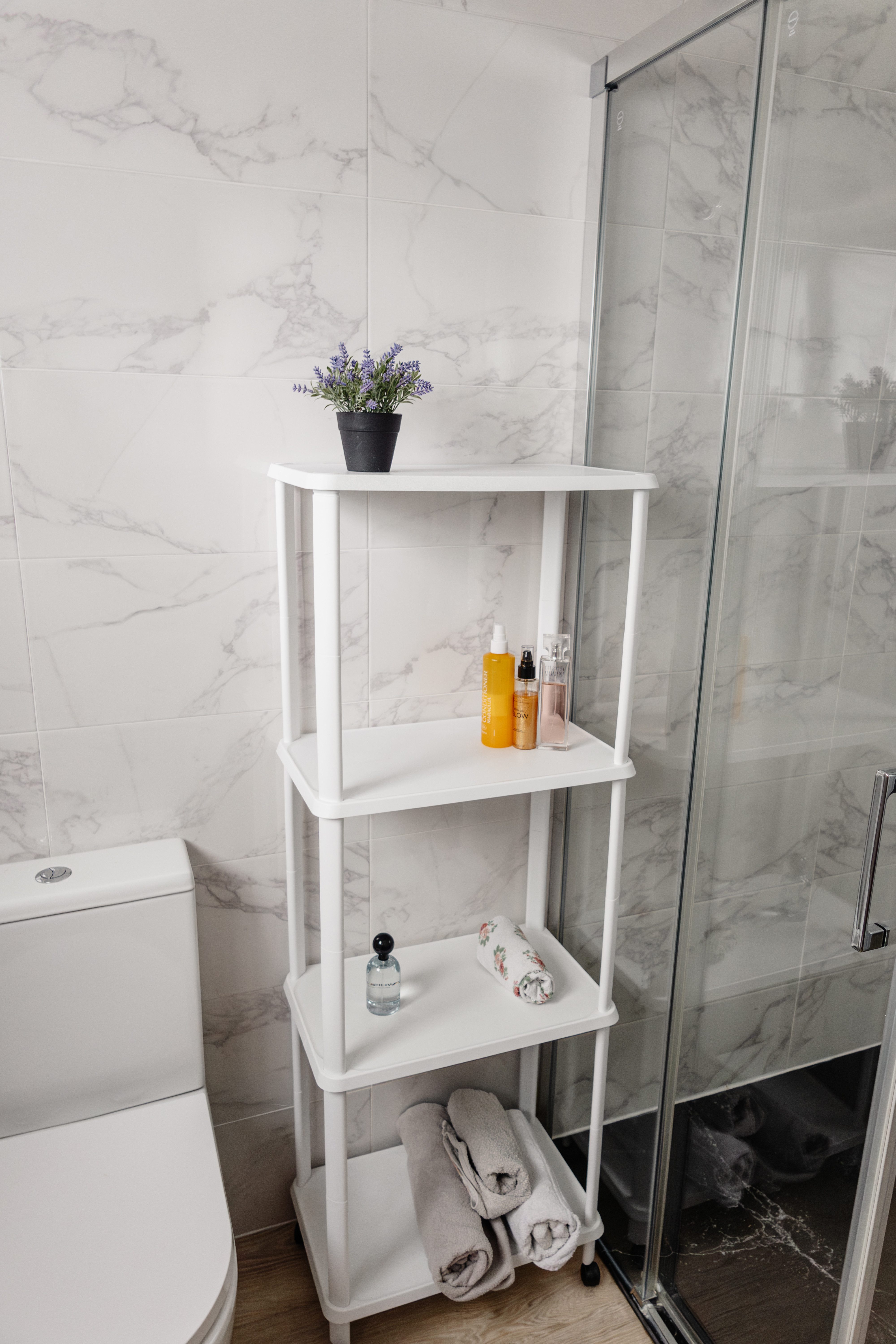 Bischof Badregal Amico, stabil, mobil, agil und zu 100% aus recyceltem Material