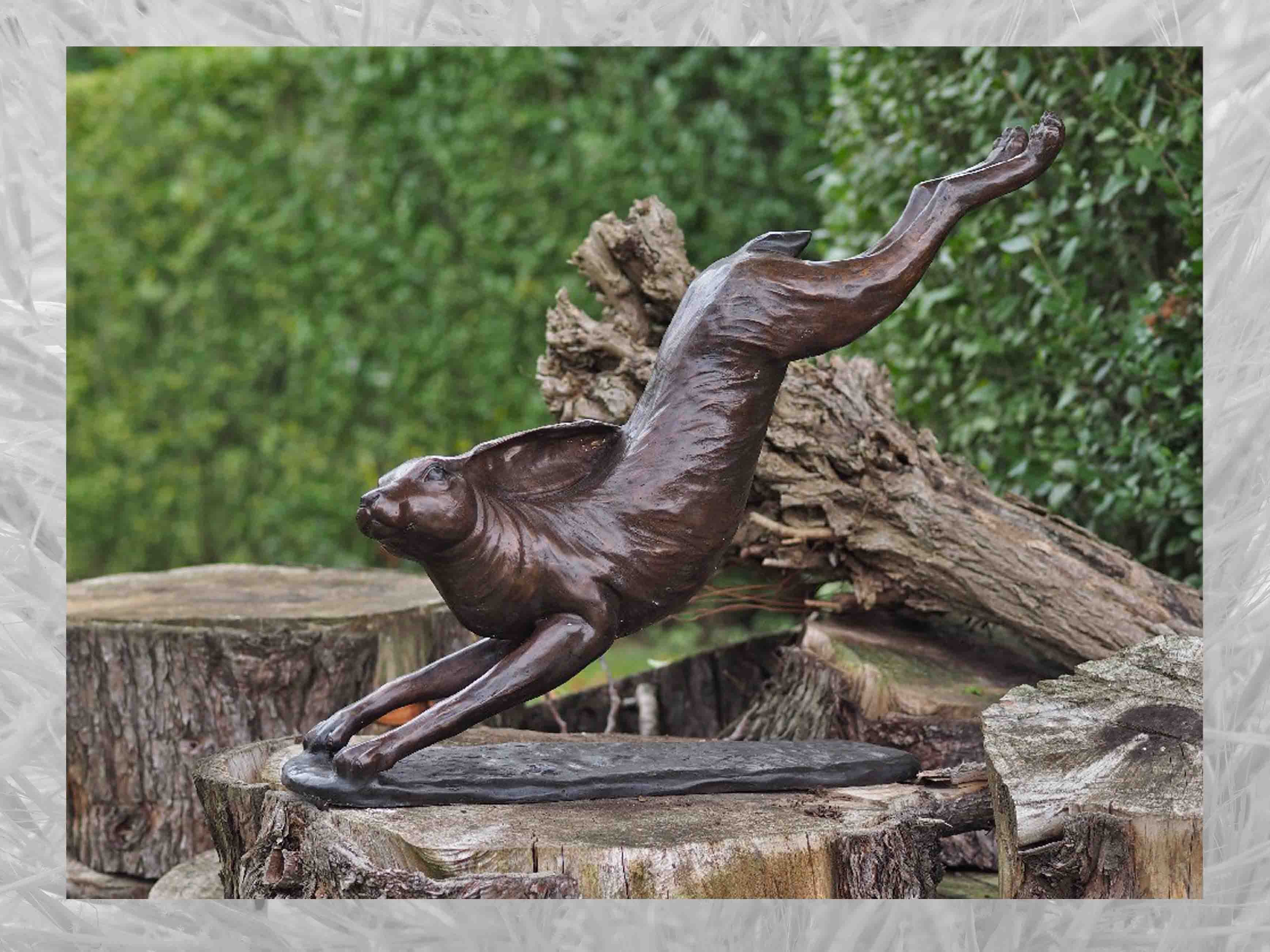 IDYL Gartenfigur Bronze-Skulptur IDYL Springender Bronze Hase,