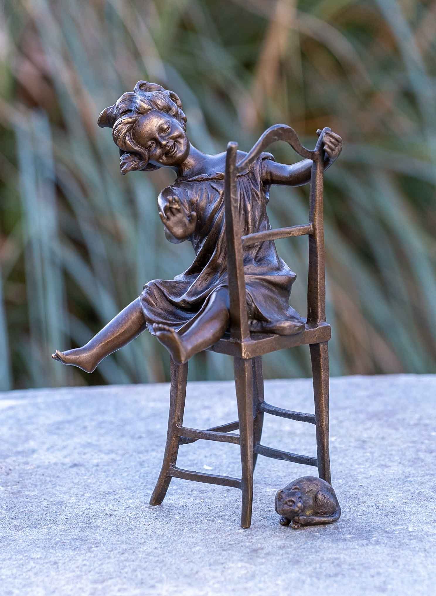 IDYL Dekofigur IDYL Bronze-Skulptur Mädchen auf einem Stuhl, Bronze – sehr robust – Langlebig – witterungsbeständig gegen Frost, Regen und UV-Strahlung. Die Modelle werden in Wachsausschmelzverfahren in Bronze gegossen und von Hand patiniert.