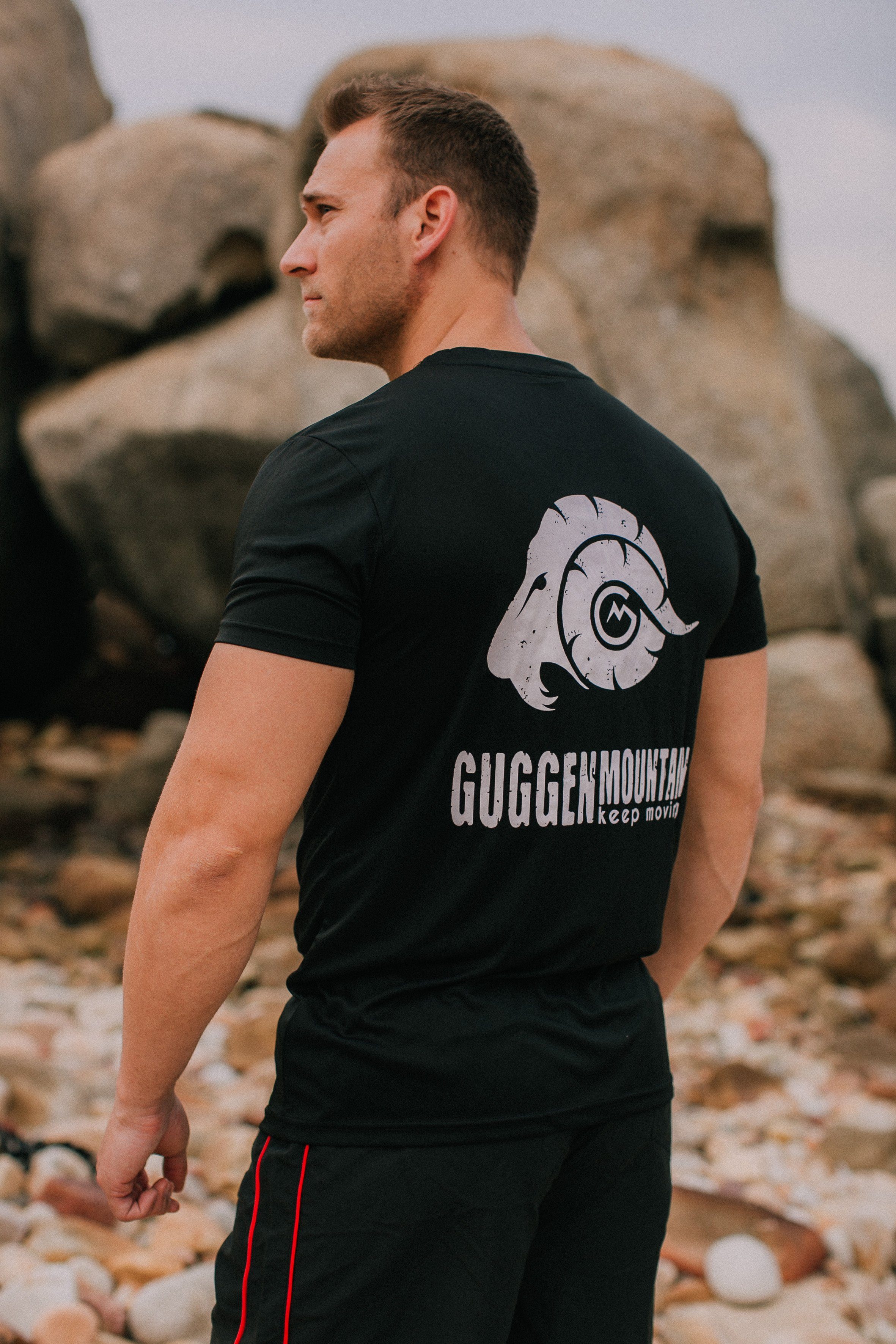 in Funktionsshirt Funktionsshirt Herren Schwarz-MIT-Logo T-Shirt GUGGEN Kurzarm FW04 Unifarben, Sportshirt Logo Mountain