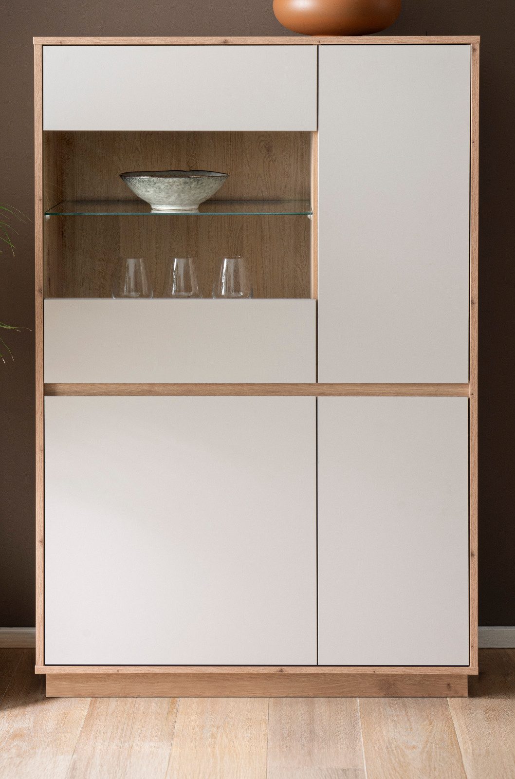 Furn.Design Highboard Kiruma (Vitrine in Kaschmir / Sand und Artisan Eiche, 4-türig, 75 x 144 cm), mit Soft-Close-Funktion