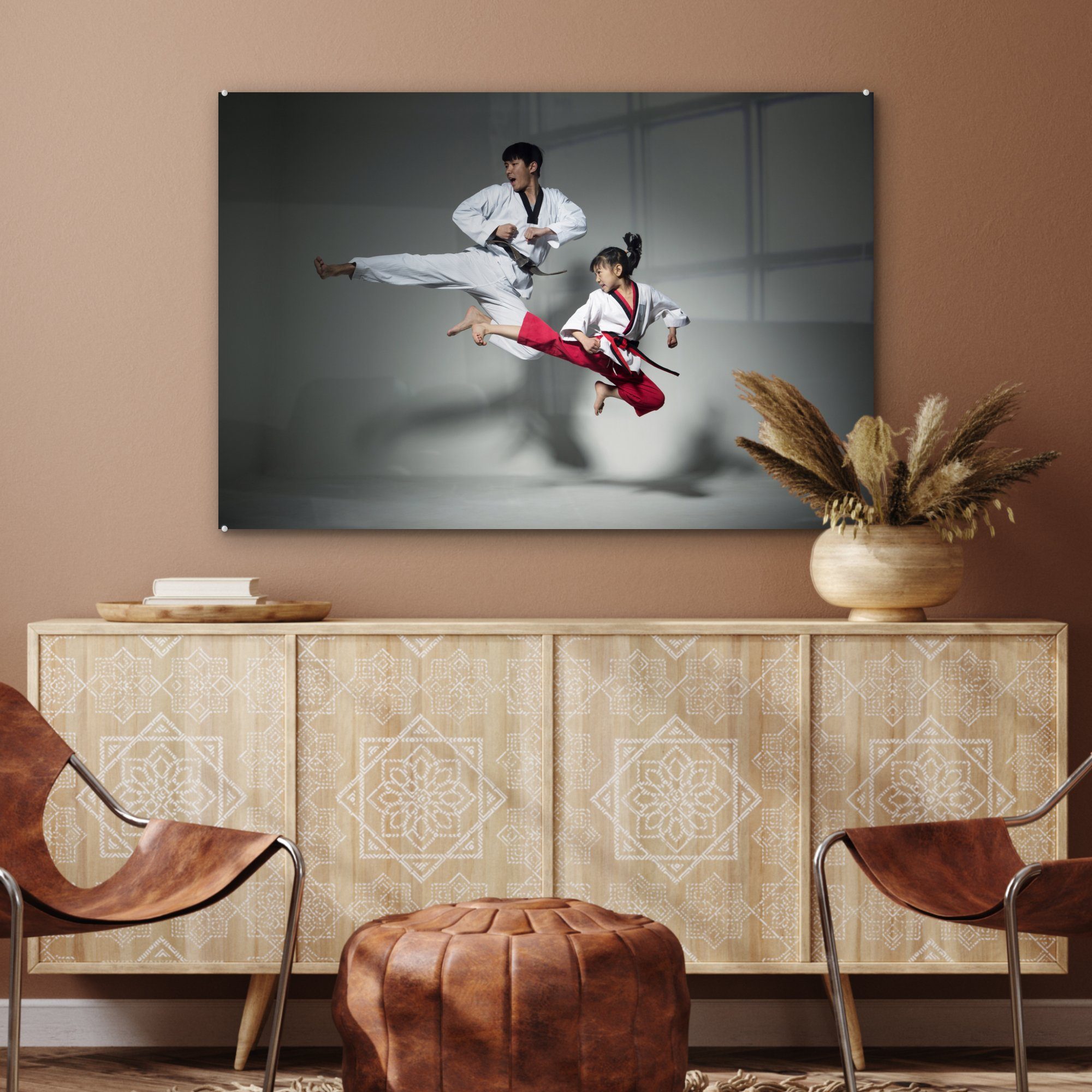 Acrylglasbilder & beim MuchoWow Acrylglasbild Schlafzimmer (1 St), Wohnzimmer Zwei Personen Taekwondo-Training,