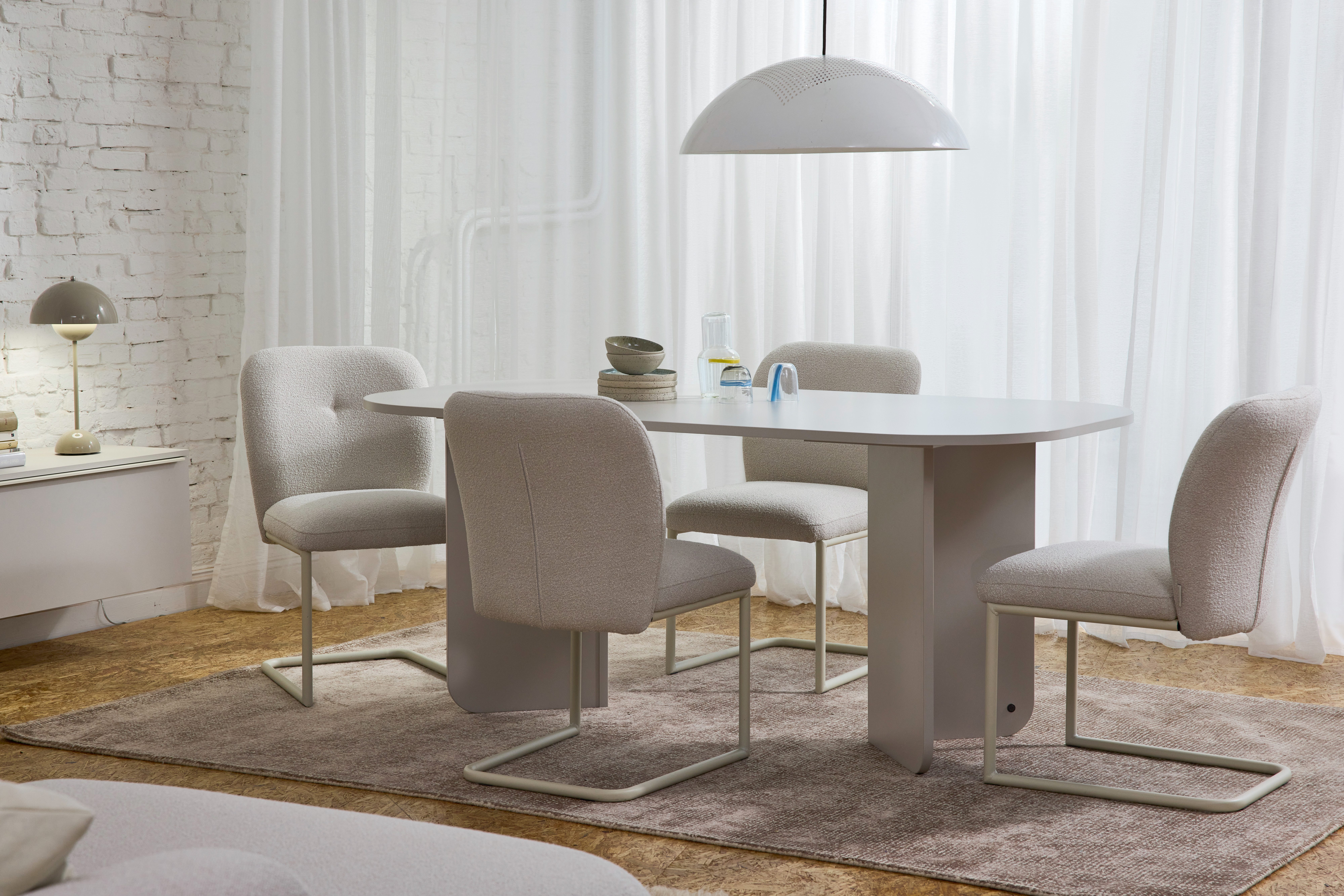 TOM TAILOR HOME Essgruppe ROUNDED TABLE + 4x TOM TAILOR Stühlen in harmonischen Farben u. Formen, (Set, 5-teilig, 1 Tisch und 4 Stühle), für ein stimmiges Gesamtbild am Esstisch – ohne langes Suchen.