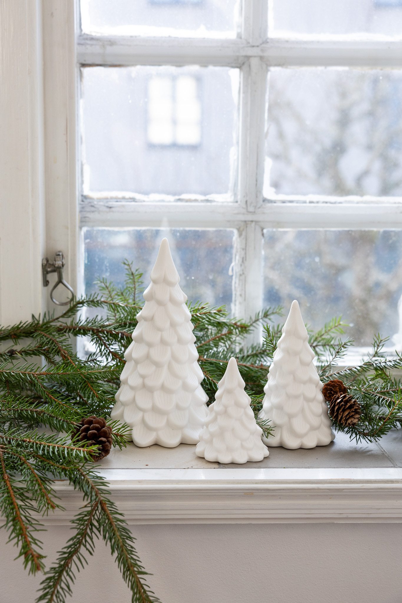 Storefactory Dekobaum Baum Norrskog Keramik Weiß Weihnachtsdeko, Dekoration für den Winter