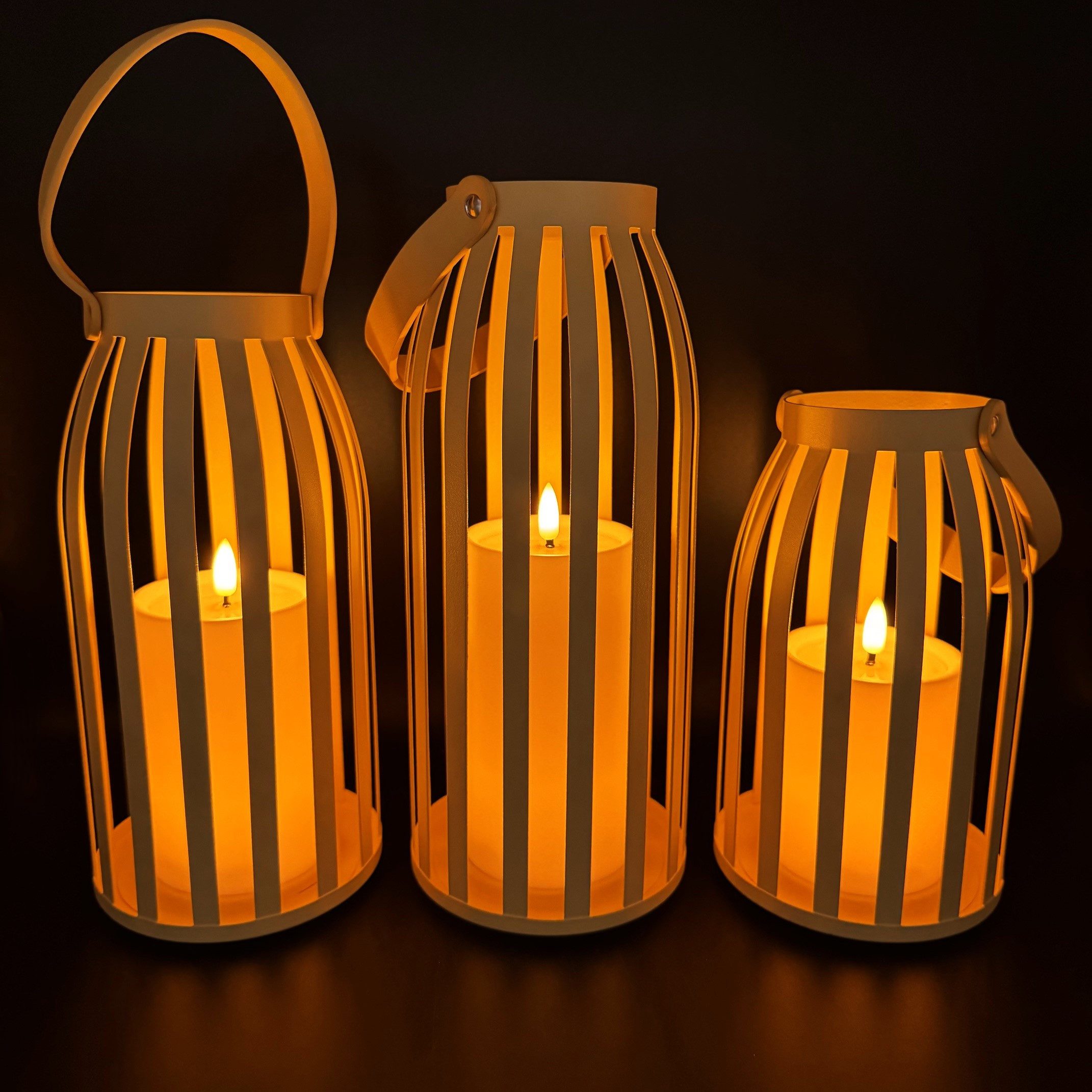 Online-Fuchs LED Laterne 3er Set Laternen aus Metall mit LED-Kerzen & Timer - Outdoor geeignet, mit realistischer Flamme und Wachsspiegel, warmweiße Beleuchtung, 6-Stunden Timerfunktion - für den Innen- und Außenbereich
