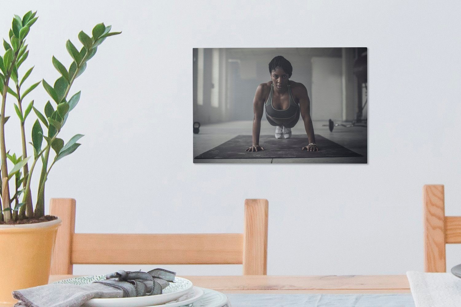 einer Frau dunklen Wanddeko, Aufhängefertig, cm Leinwandbilder, macht Liegestütze Eine Turnhalle, in 30x20 OneMillionCanvasses® Leinwandbild St), Wandbild (1