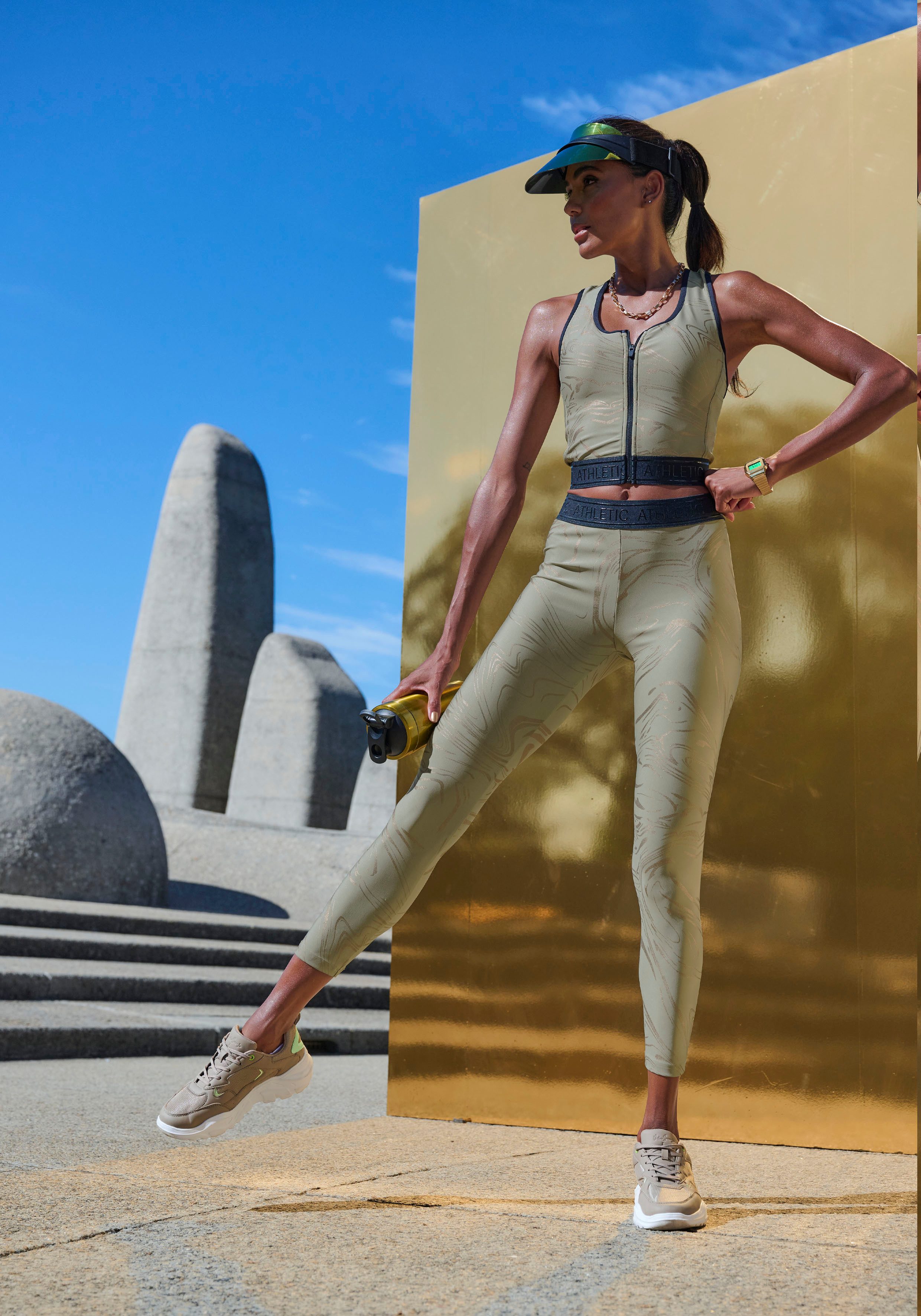 LASCANA ACTIVE Funktionsleggings Sportleggings mit glänzendem Print und 3D Schriftzug