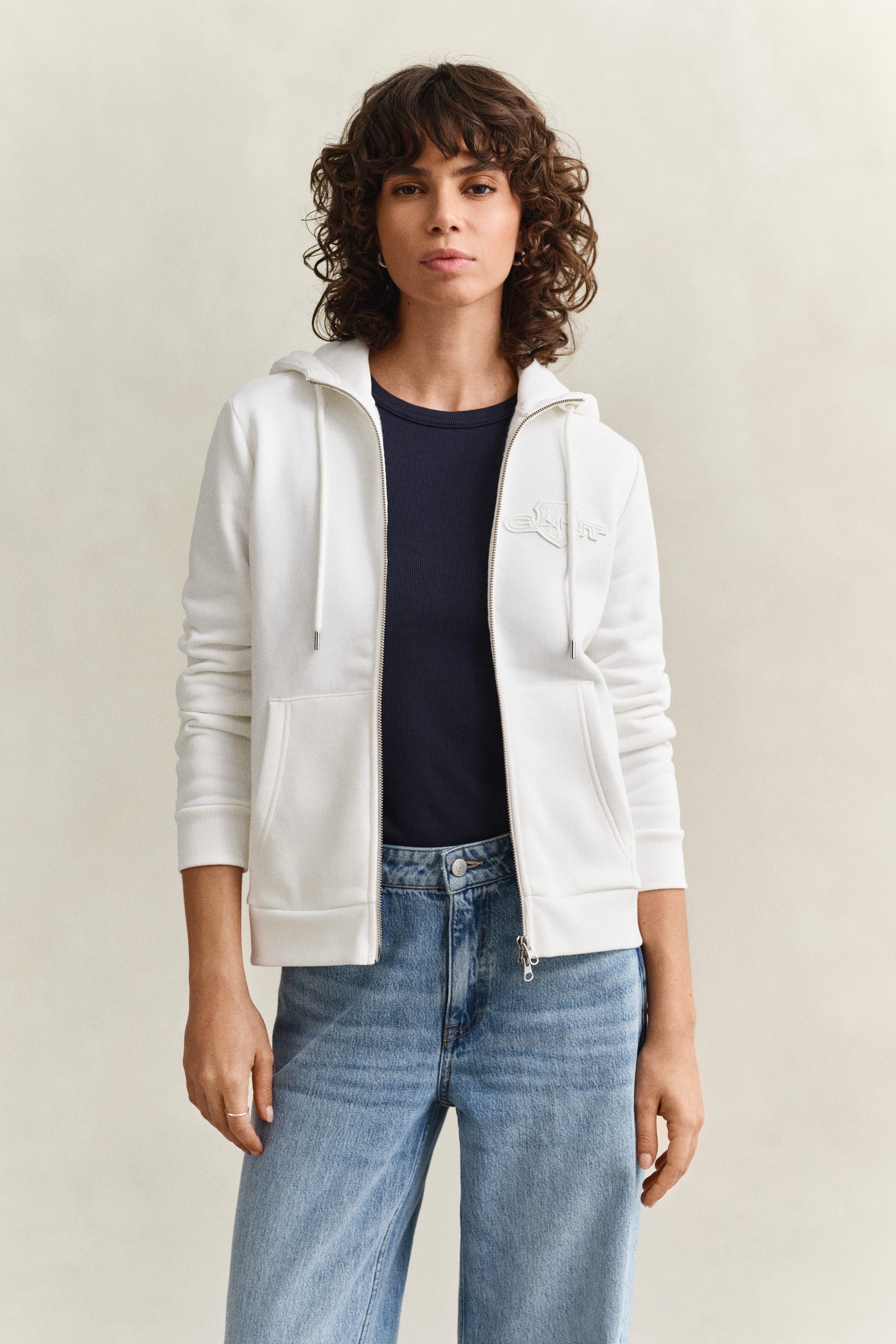 Gant Kapuzensweatjacke REG TONAL SHIELD ZIP HOODIE Markenstickerei, Kapuze, Rippbündchen