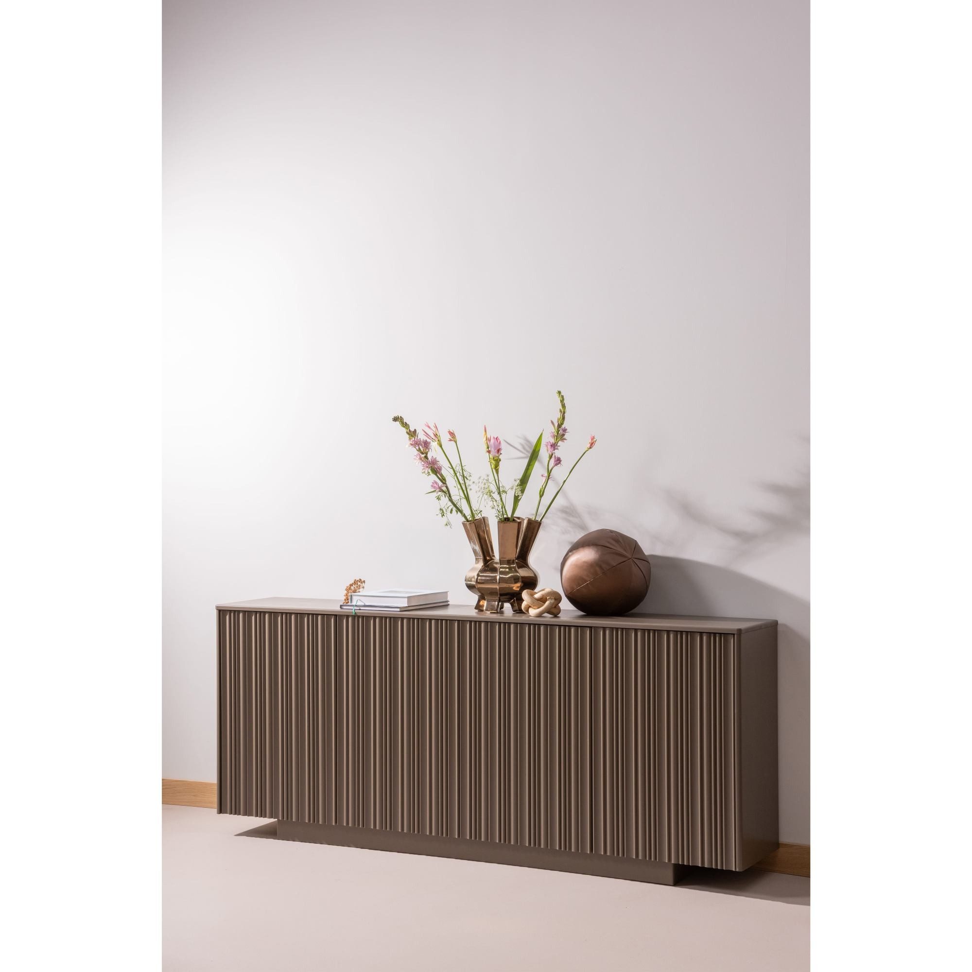 WOOOD Sideboard Nova Kiefer [FSC] Trüffle Braun – reliefierte Türen, 200cm, Großzügiges Sideboard mit grafisch reliefierten Türen
