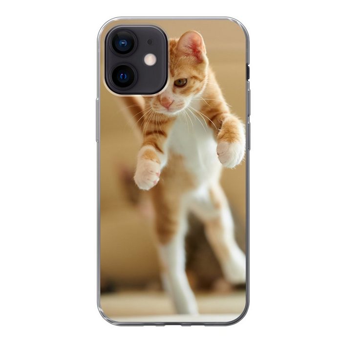 MuchoWow Handyhülle Eine Nahaufnahme eines springenden Kätzchens Handyhülle Apple iPhone 12 Smartphone-Bumper Print Handy