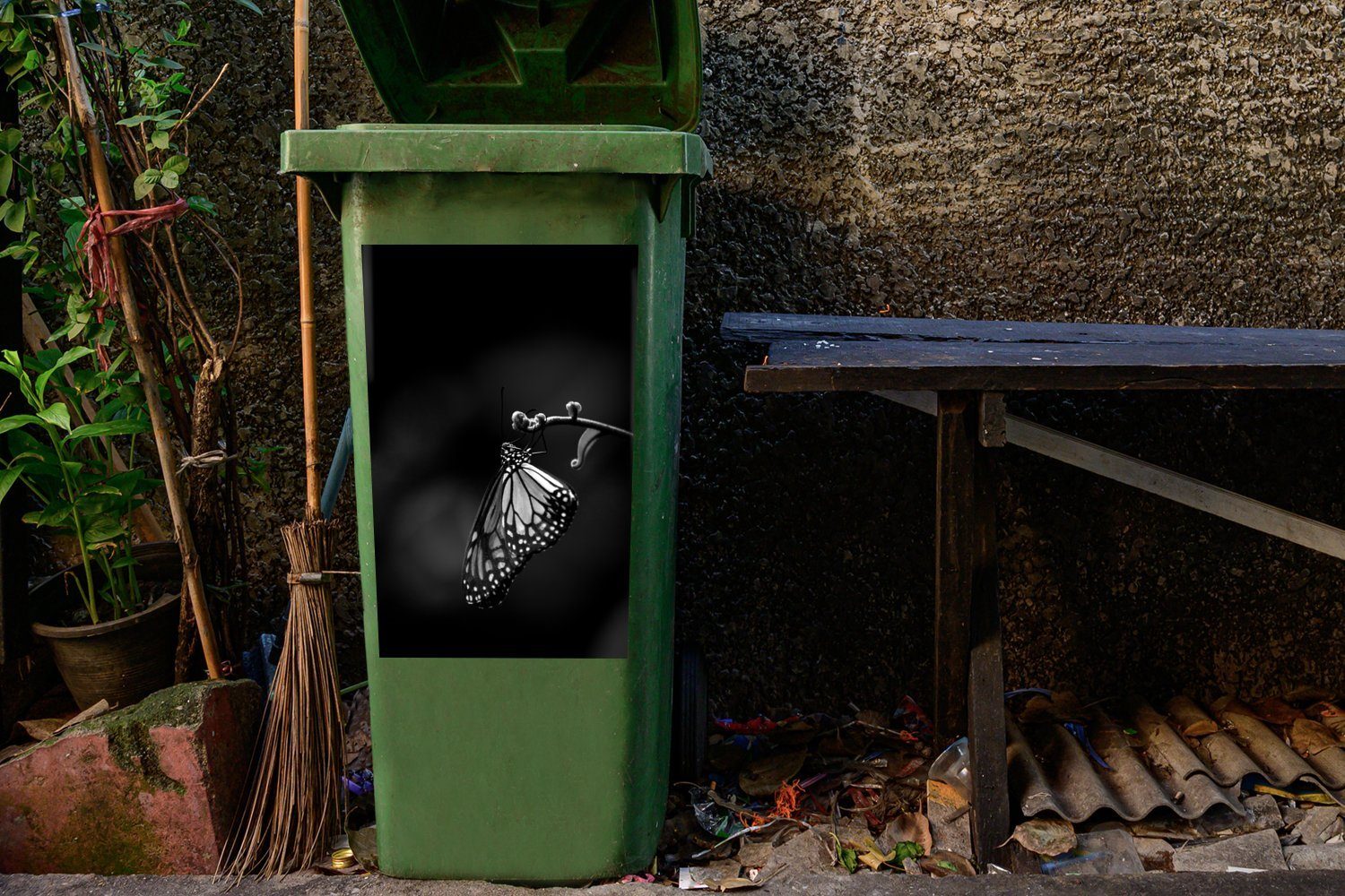 St), Mülleimer-aufkleber, Mülltonne, Abfalbehälter einem und dünnen Wandsticker schwarz MuchoWow auf Schmetterling Sticker, Container, (1 - Zweig weiß