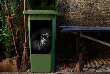 MuchoWow Wandsticker Schmetterling auf einem dünnen Zweig - schwarz und weiß (1 St), Mülleimer-aufkleber, Mülltonne, Sticker, Container, Abfalbehälter