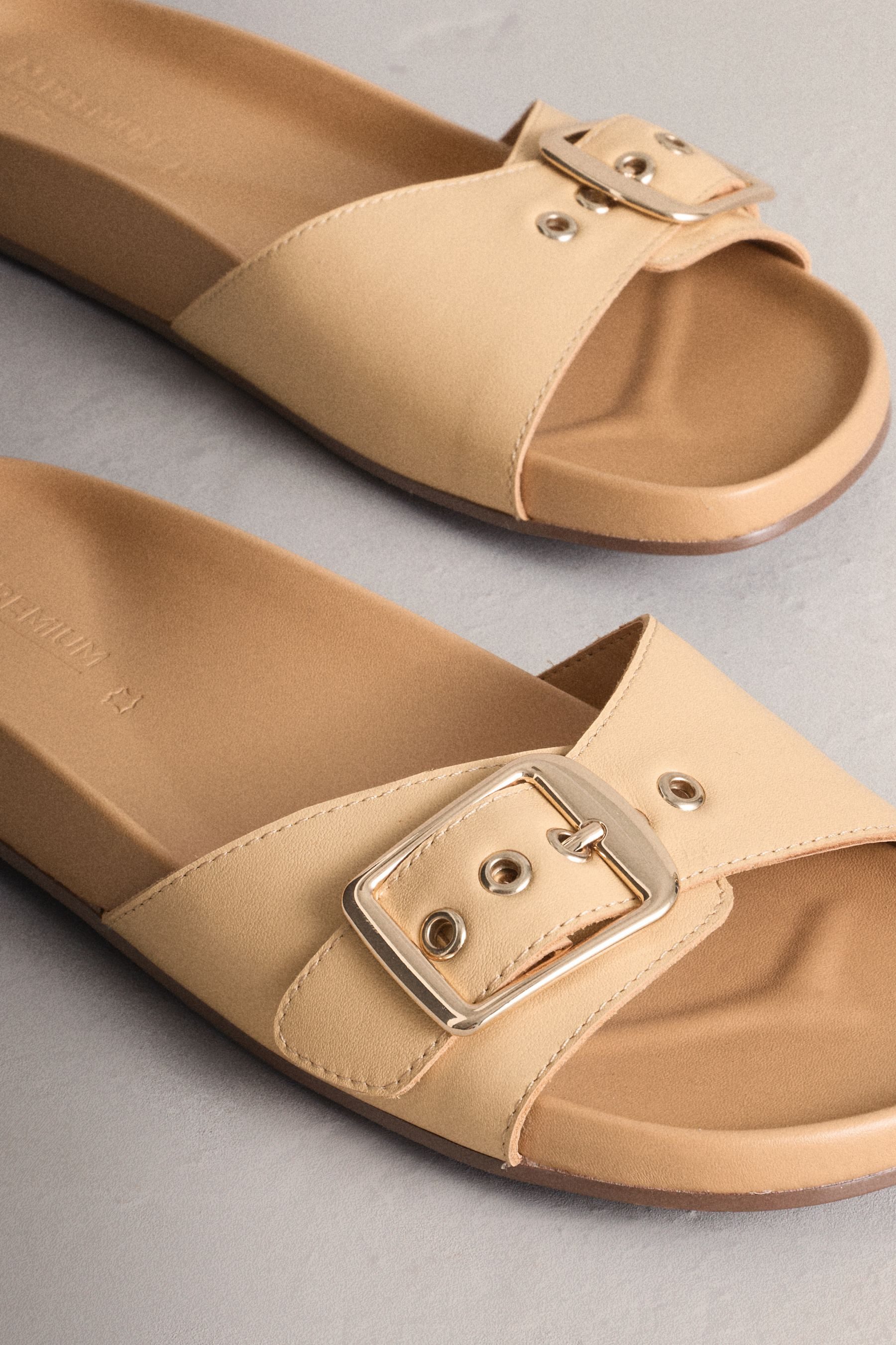 Next N. Premium Sandalen mit einem Riemen und Fußbett Sandale (1-tlg)