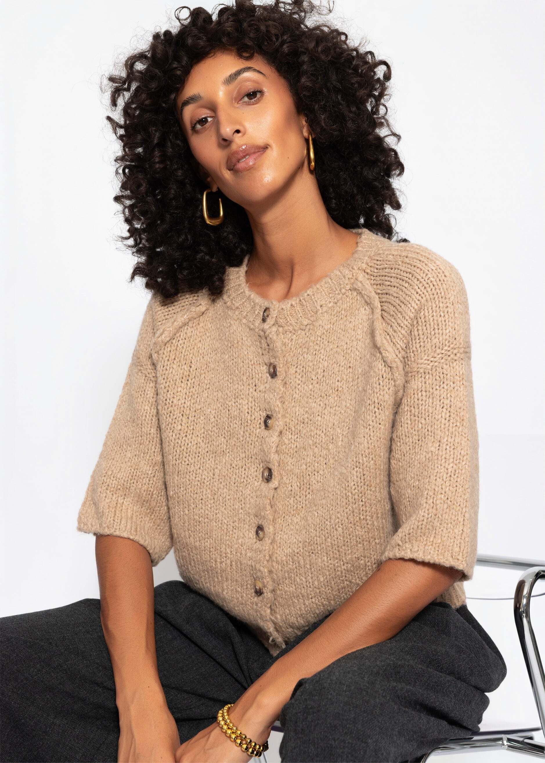 SASSYCLASSY Cardigan Kurzarm Cardigan mit Außennähten Damen Weicher Strickjacke mit Rundhalsausschnitt und Knopfleiste Rostrot – Bild 3 von 5