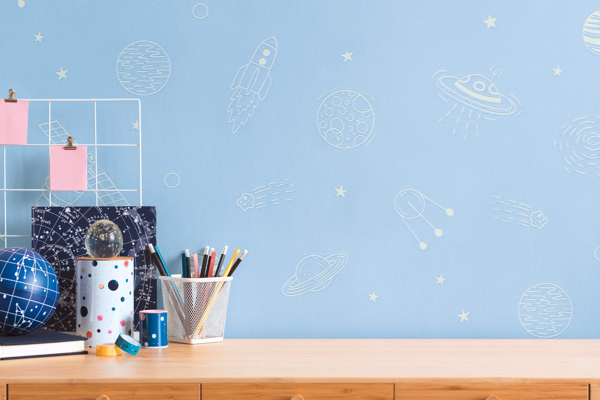 living walls Vliestapete Kids Studio Weltraum – Kinderzimmer Vliestapete mit Leuchteffekt, glatt, leicht glänzend, Weltall, grafisch, (1 St), Raketen, Planeten und Sterne mit Leuchteffekt im Dunkeln