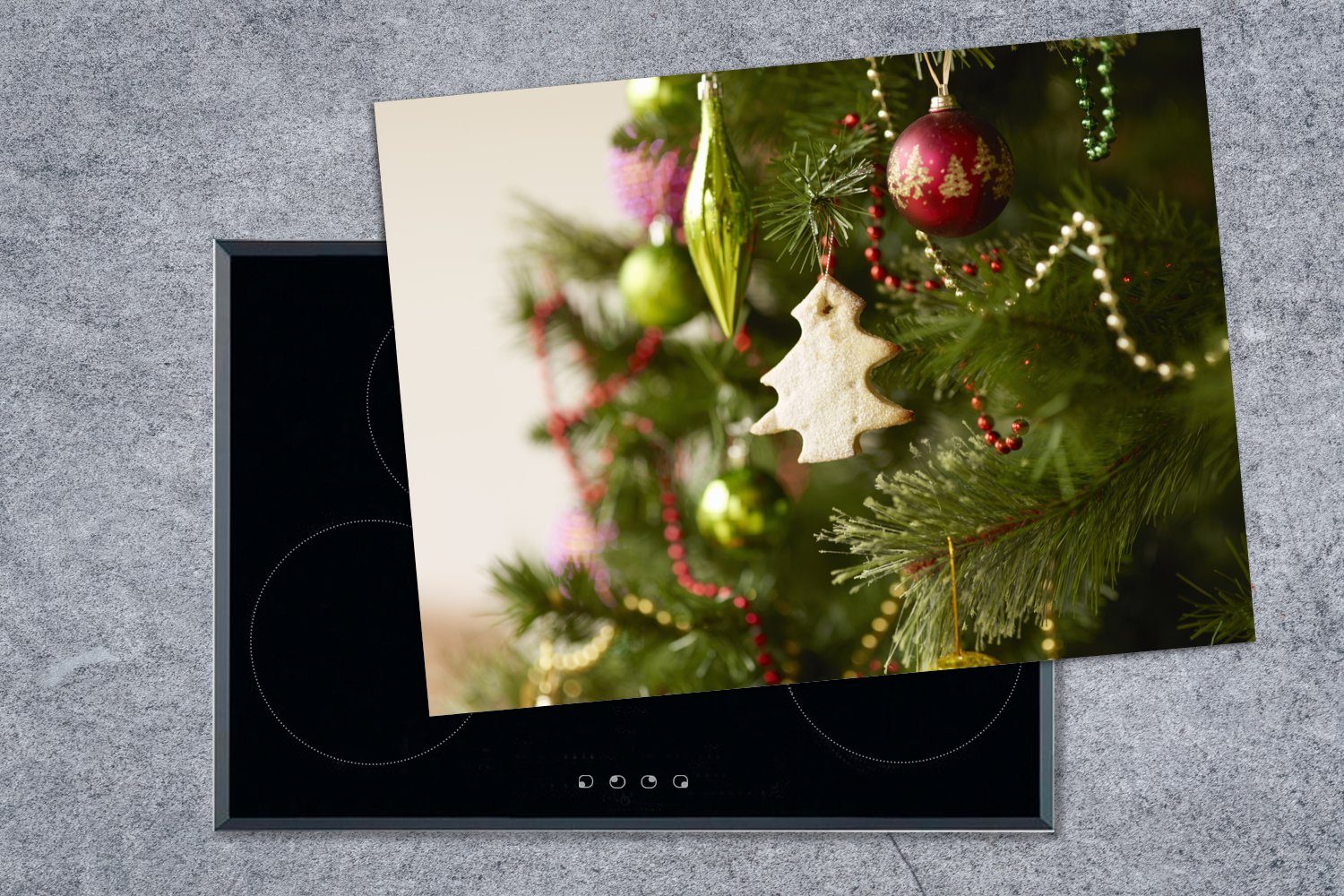 Eine geschmückten nutzbar, Arbeitsfläche tlg), Ceranfeldabdeckung (1 MuchoWow Mobile eines Vinyl, 70x52 Nahaufnahme Weihnachtsbaums, cm, Herdblende-/Abdeckplatte