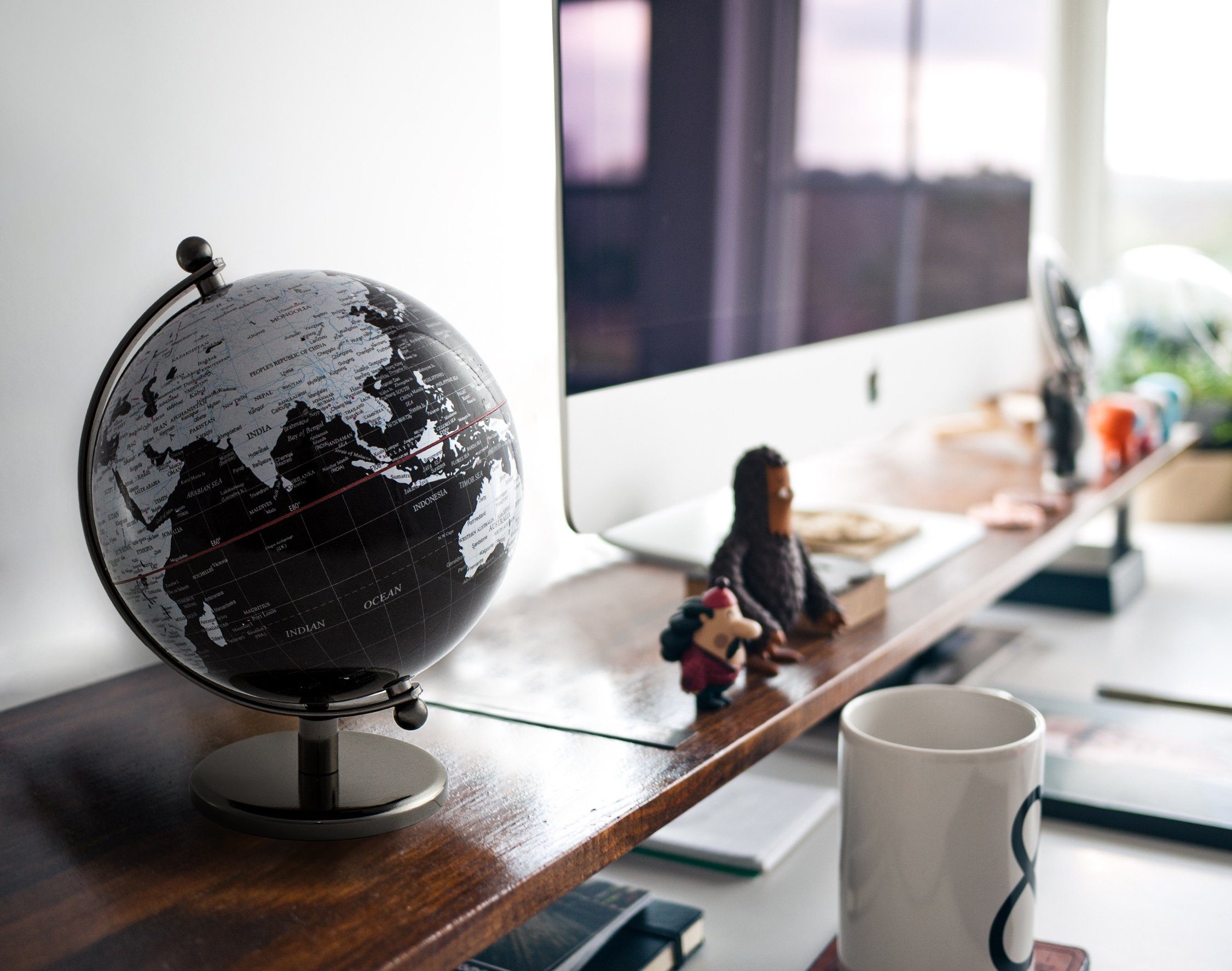 BRUBAKER Globus Designer Weltkugel, 19 cm groß, (1-tlg), stilvolle Erdkugel aus Acryl und Edelstahl, Globus Deko Kugel, Büro