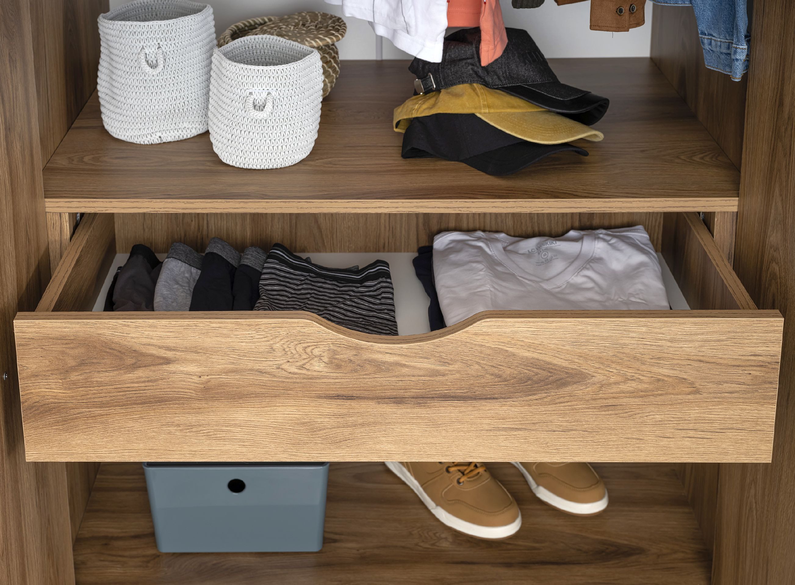 Möbel-Zeit Kleiderschrank TRIO 4-türig – in Holz-Optik – 2x LED-Kleiderstangen – Hazeran-Design