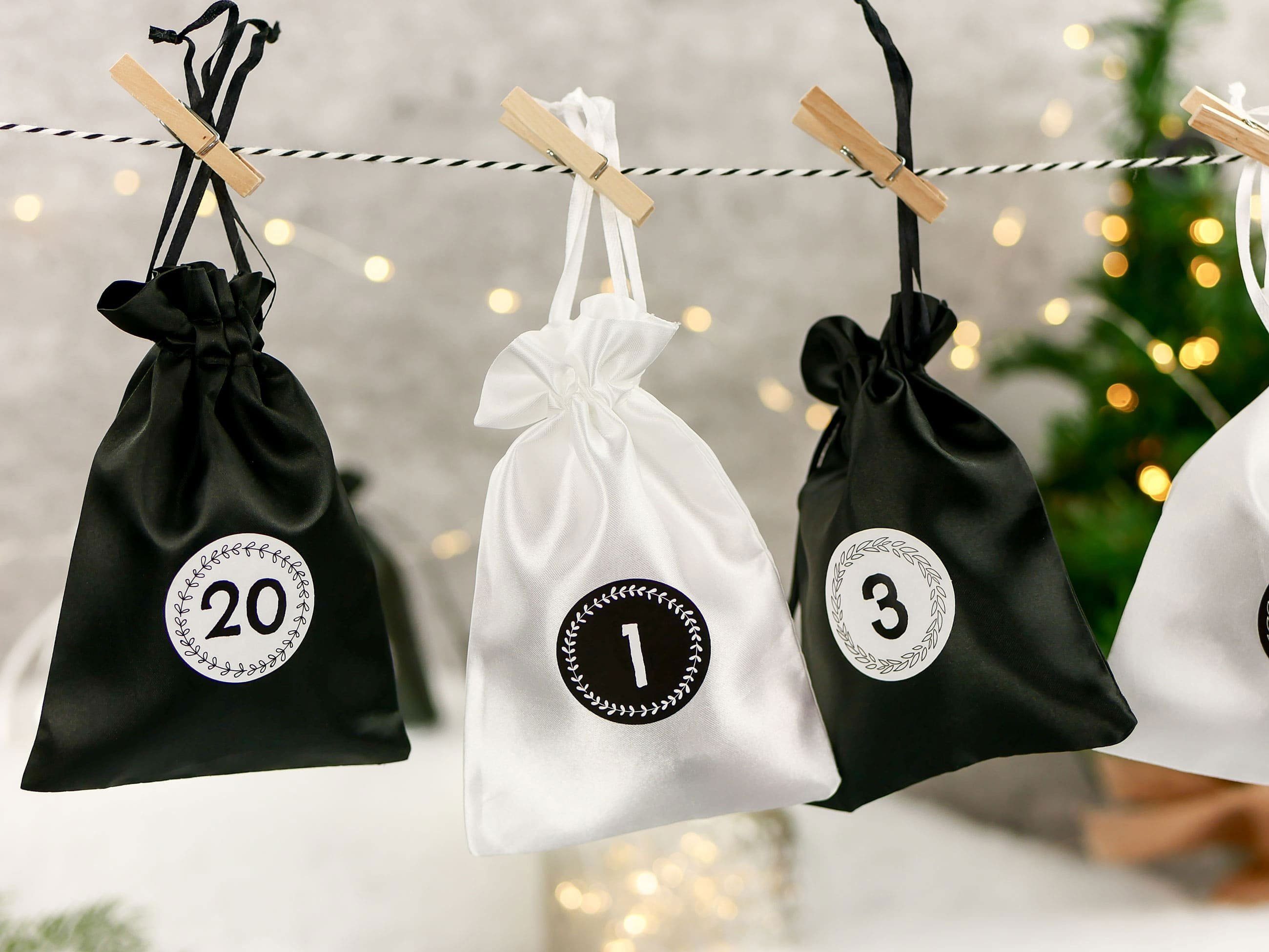 PAPIERDRACHEN befüllbarer Adventskalender Papierdrachen 24 Adventskalender Stoffsäckchen zum Befüllen, inkl. Bäckergarn, Holzklammern und 24 Zahlenaufklebern