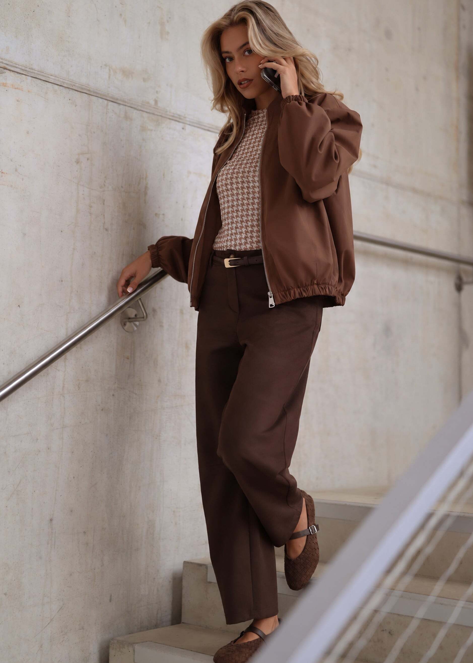 SASSYCLASSY Langarmshirt Dursichtiges Top für Damen modernes longsleeve mit All-Over-Muster in Beige – Bild 4 von 5