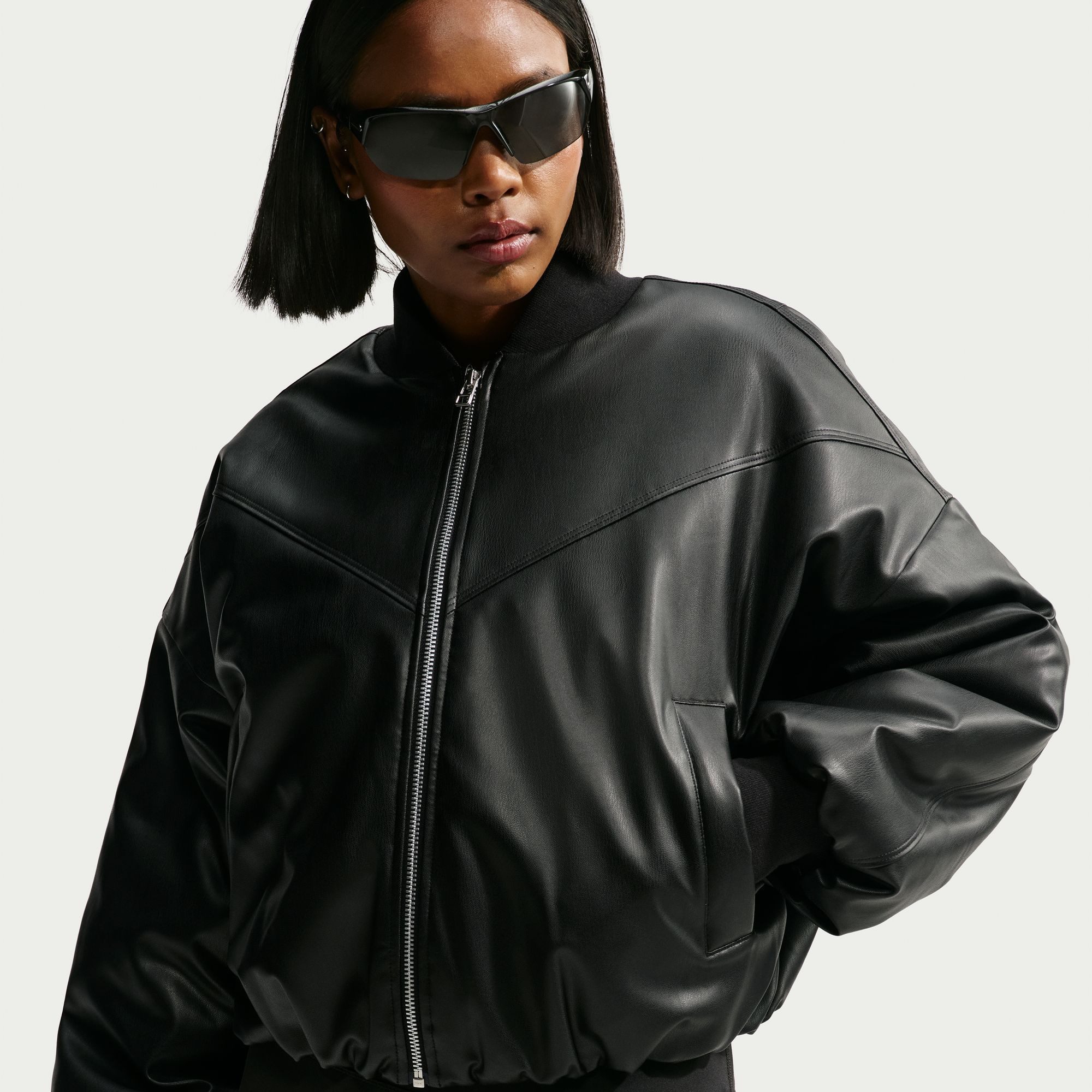 Nike Sportswear Bomberjacke W NK TF PLEATHER BOMBER JKT mit markantem Schnitt