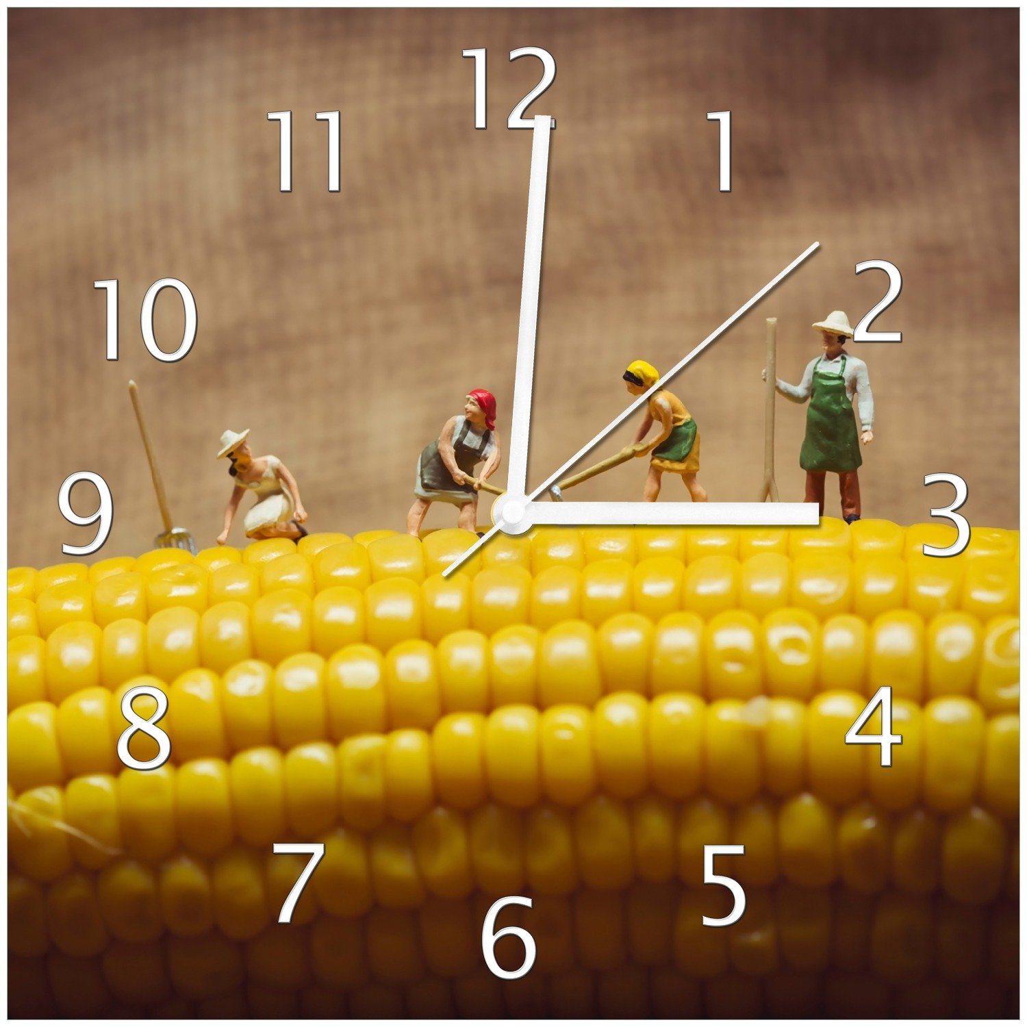 Wallario Wanduhr Lustige Bauernfiguren auf einem Maiskolben beim Arbeiten (Glasuhr)