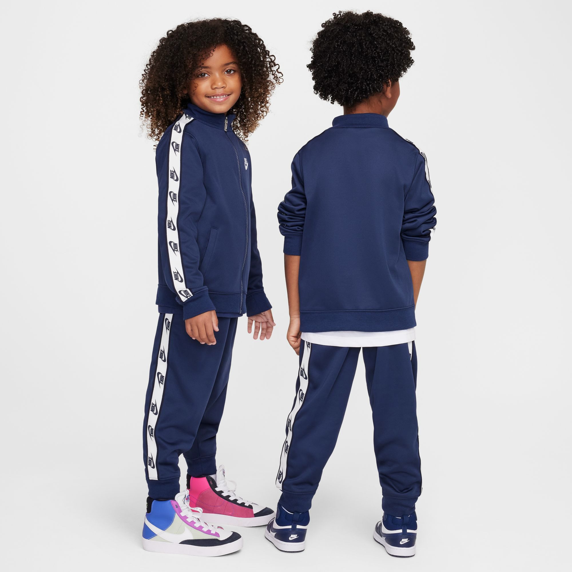 Nike Sportswear Trainingsanzug NKN FULL ZIP SET WITH LOGO TAP (2-tlg), zweiteiliges Set, für Kinder, aus Polyester