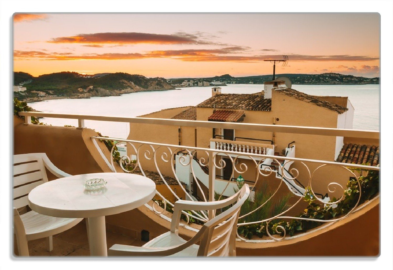 Wallario Frühstücksbrett Sommer in Spanien - Ausblick von einer schönen Terrasse auf das Meer, (inkl. rutschfester Gummifüße 4mm, 1-St), 20x30cm