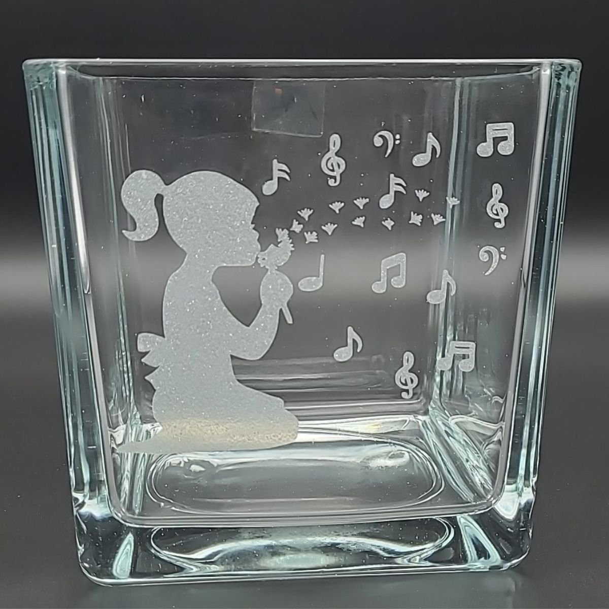 Musikboutique Dekovase, Glas-Vase silber Noten quadratische in und mit Mädchen