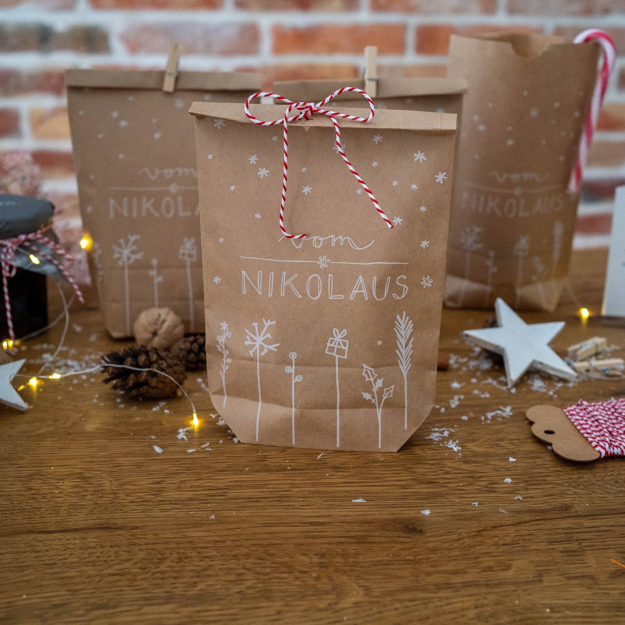 Eine der Guten Verlag Geschenkpapier 24 Geschenktüten - vom Nikolaus - mit 24 FSC-Holz Miniklammern