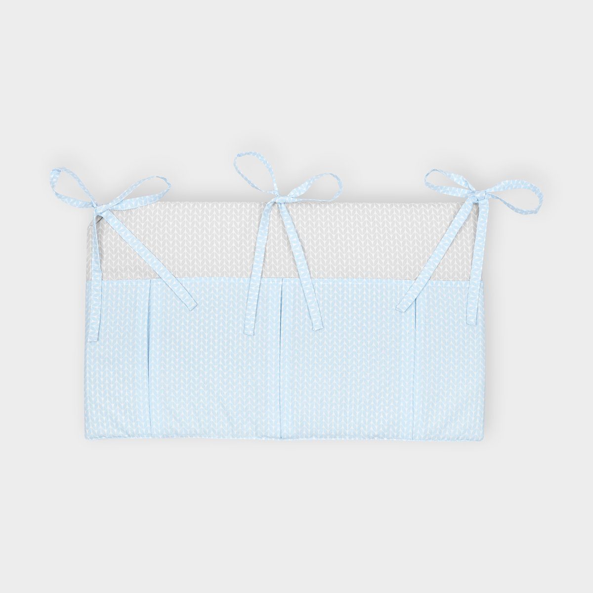 KraftKids Betttasche kleine Blätter hellblau auf Weiß, mit drei Fächern, innen mit Polyestervlies versteift