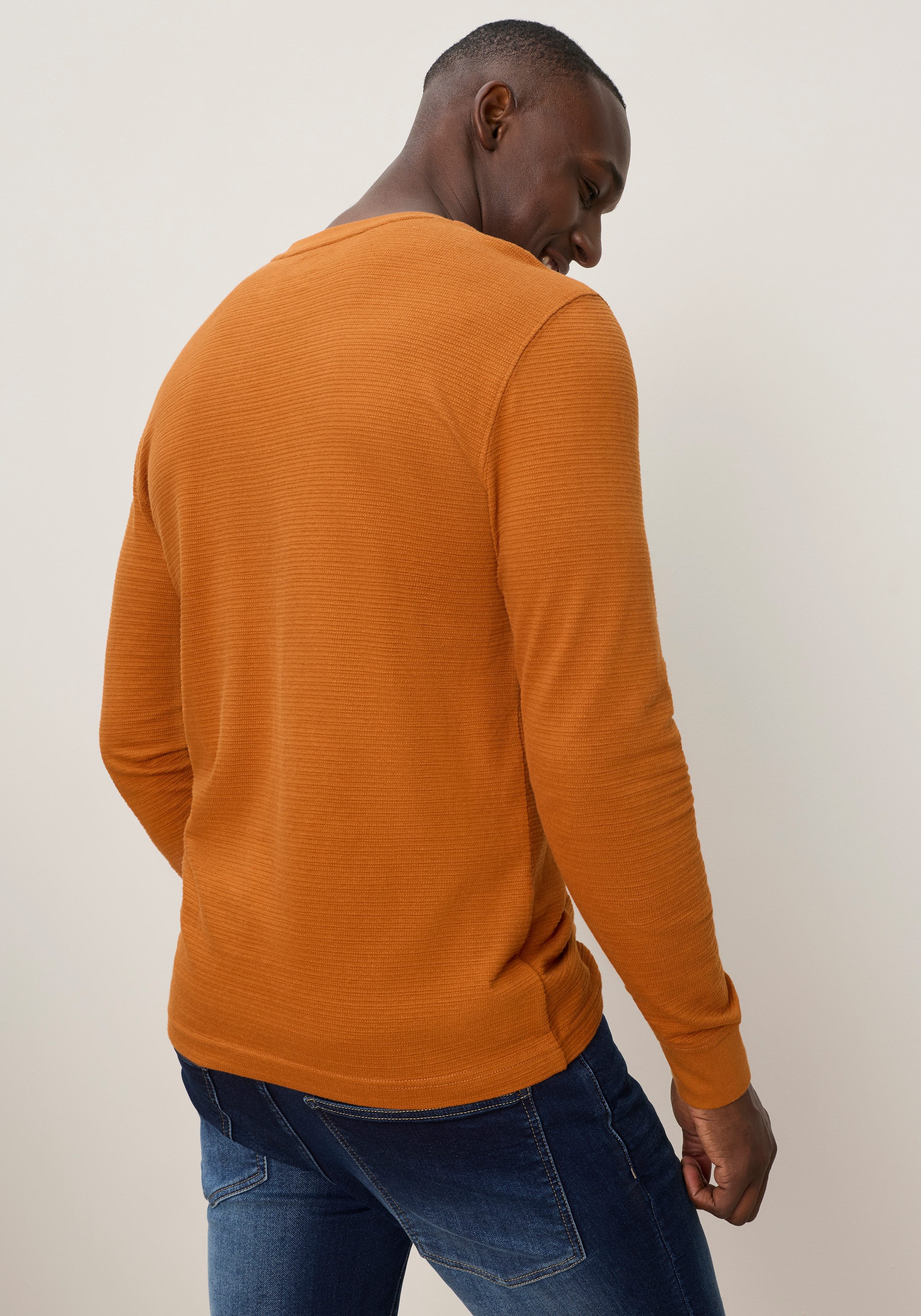 DELMAO Henleyshirt Normale Passform, Langarm, mit Stehkragen und V-Ausschnitt. € 24,99, (€ 24,99 pro 1 Stk).