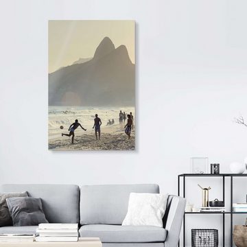 Posterlounge Acrylglasbild Alex Robinson, Fußball am Strand von Ipanema, Brasilien, Wohnzimmer Maritim Fotografie