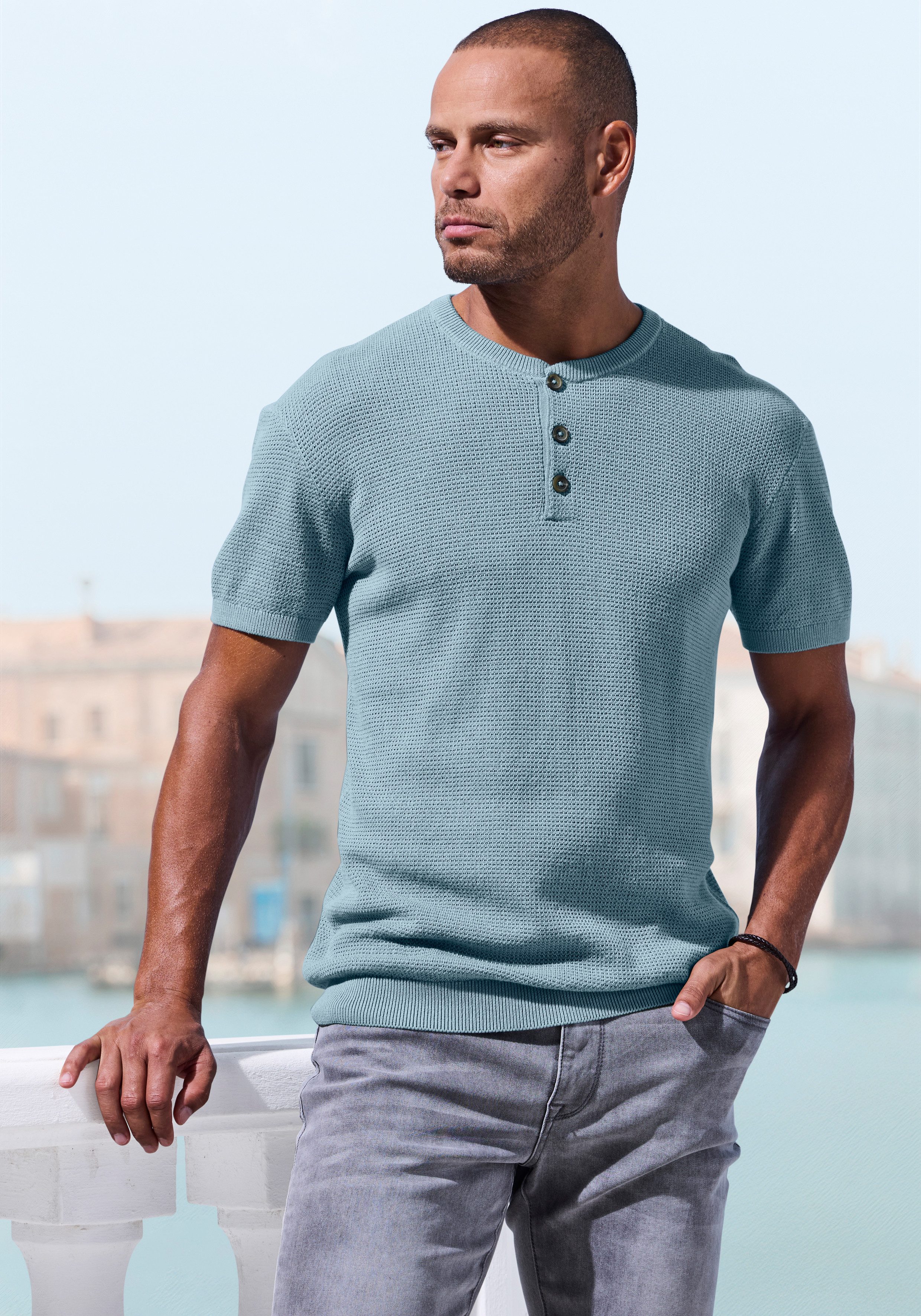 John Devin Henleyshirt - Strickshirt Rundhalsausschnitt mit kleiner Knopfleiste. € 24,99