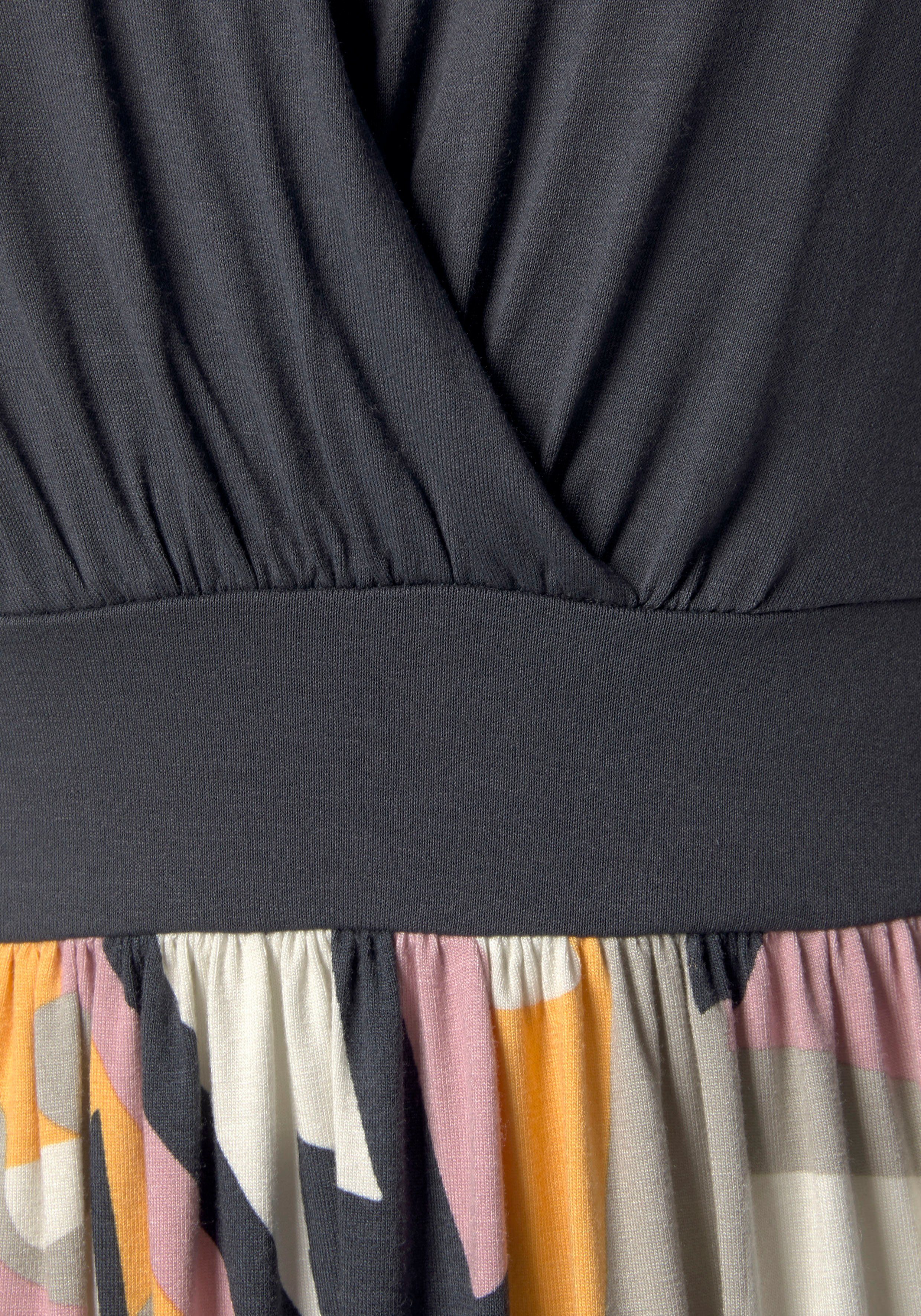LASCANA Sommerkleid mit Rückenausschnitt, Oberteil in Wickeloptik kurzes Strandkleid, bedrucktes Jerseykleid, elegantes Viskosekleid – Bild 5 von 5