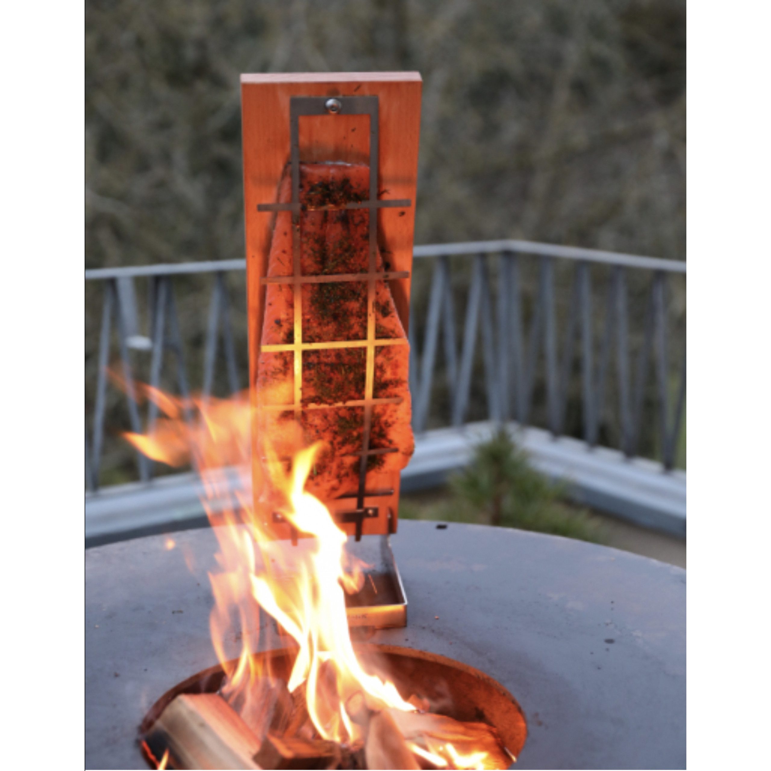 Feuerstelle DEINWERK Flammlachsbrett für Feuerplatte aus massiver Buche mit