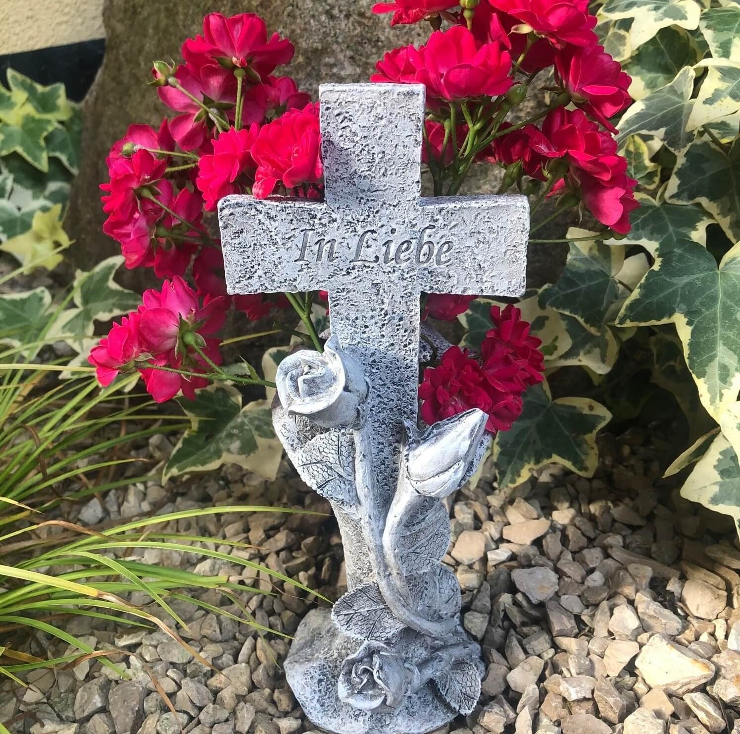 Gartenfigur Kreuz mit Rosenranke "In Grabvase 3D Radami Liebe"