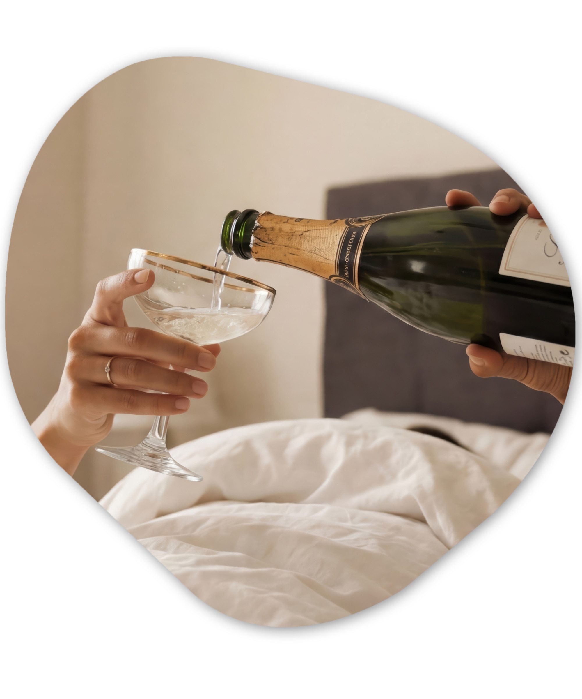 MuchoWow Gemälde Champagner - Bett - Seifenblasen, Fotodruck (1 St), Wandbild Naturform, Rundes Deko, Wandkreis, Wanddeko, 60x60 cm