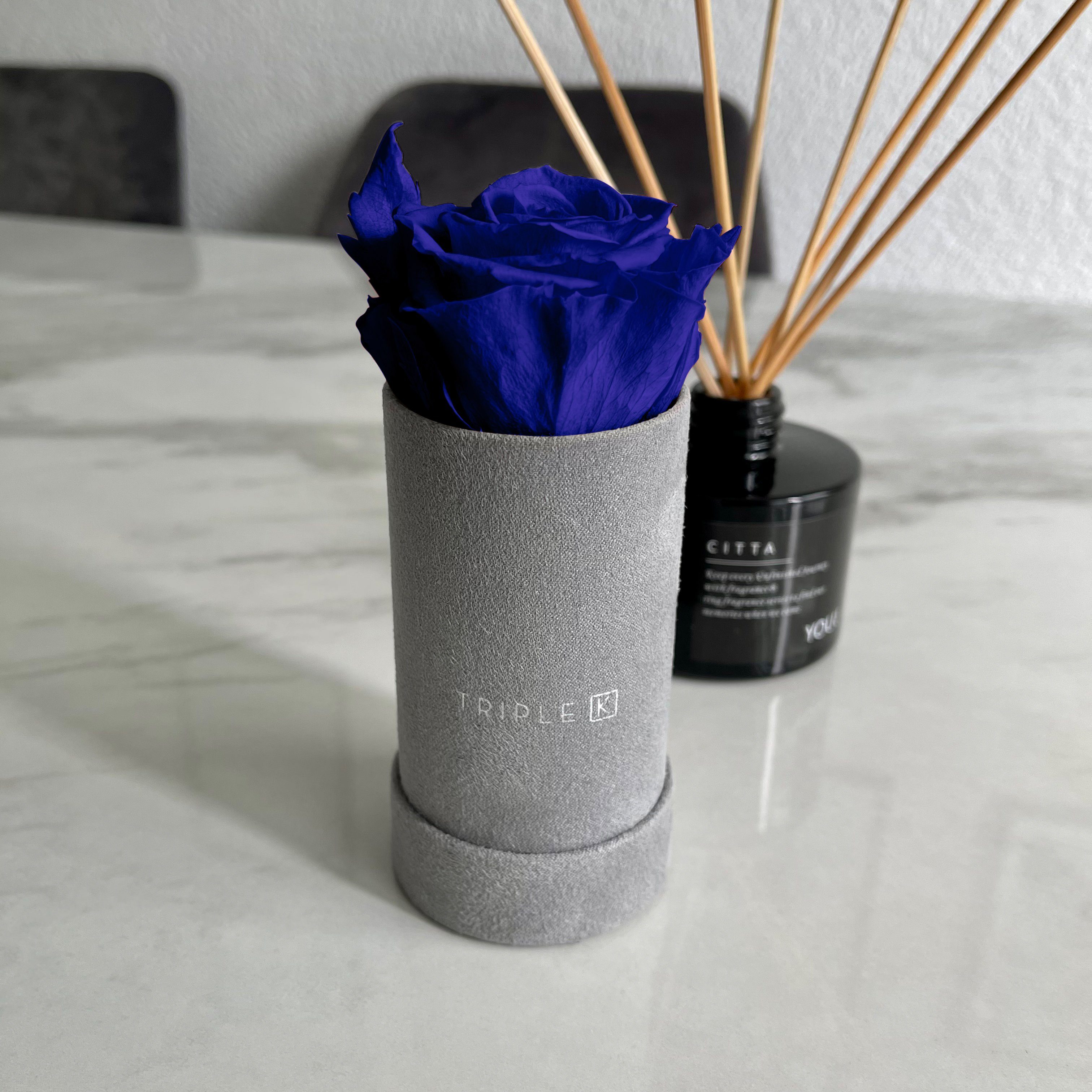 Kunstblume TRIPLE K mit Inkl. Flowerbox Jahre - Blumenbox Haltbar, bis Grußkarte TRIPLE Blau Rose, mit 3 Infinity Velvet Rosen, Infinity K konservierten Rosen, Rosenbox