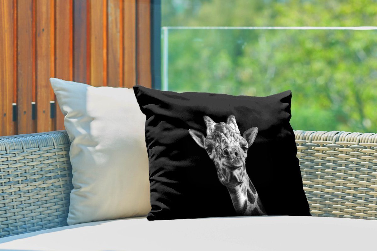 Outdoor-Dekorationskissen, weiß, schwarzem vor und Polyester, Dekokissenbezug, Hintergrund schwarz MuchoWow Kissenhülle in Dekokissen Giraffe