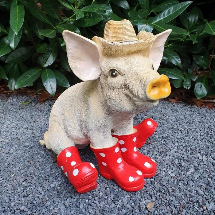 Aspinaworld Gartenfigur Sitzende Schweine Figur mit Hut und roten Gummistiefel 30 cm wetterfest