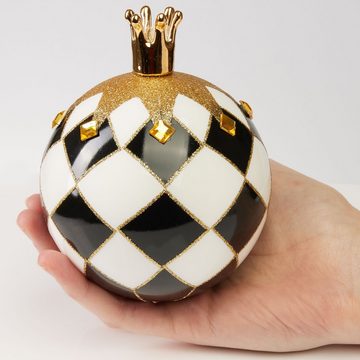 BRUBAKER Weihnachtsbaumkugel Premium Weihnachtskugel Schach König, Baumkugel mit Schachbrett Muster (1 St), 10 cm Weihnachtsbaumkugel mit Krone Gold - Handbemalte Christbaumkugel