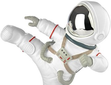 BRUBAKER Dekofigur Astronaut in Karate Pose - High Kick - 19cm Figur mit verchromtem Helm (Deko Weltraum Skulptur, 1 St., Dekoration - Weiß), Handbemalte moderne Raumfahrt Statue